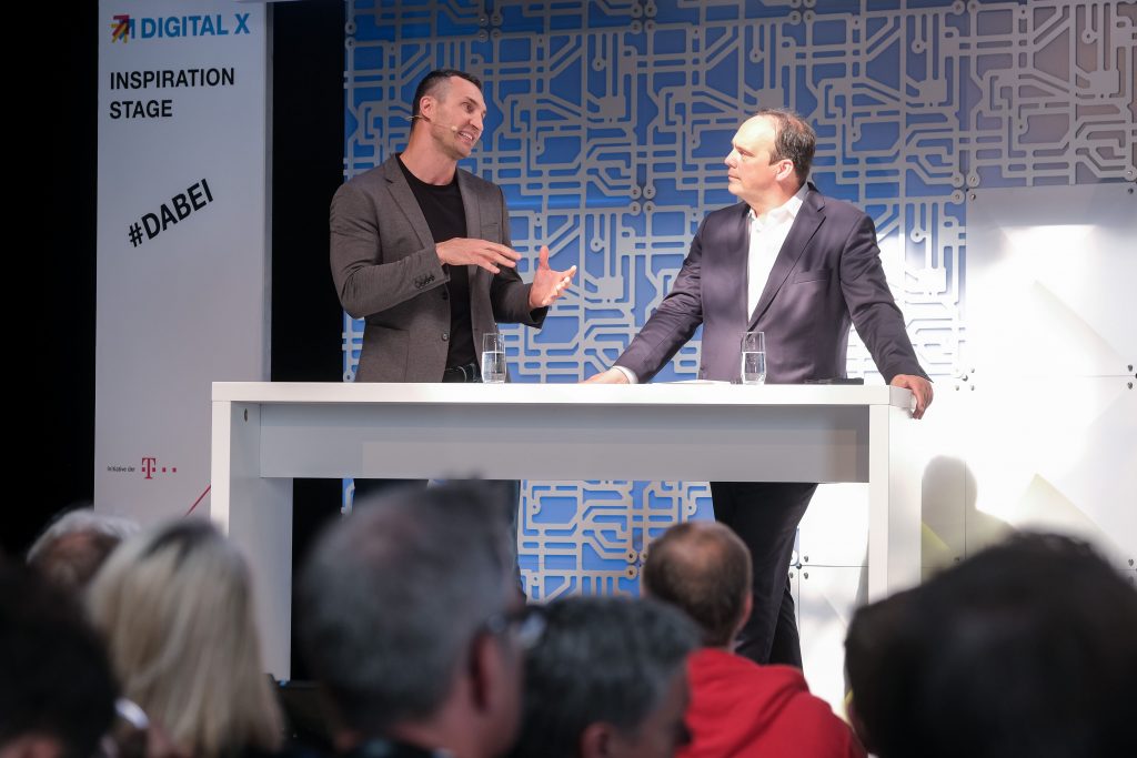 Wladimir Klitschko (links) und Hagen Rickmann sind sich einig: Für die Digitalisierung brauchen Unternehmen starke Partner.