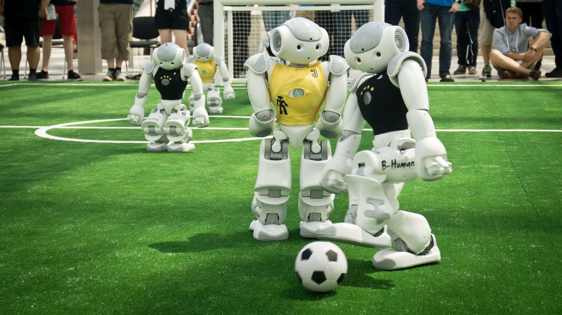 Roboter-Fußball: Zum Tor mit den richtigen Algorithmen | c't Magazin