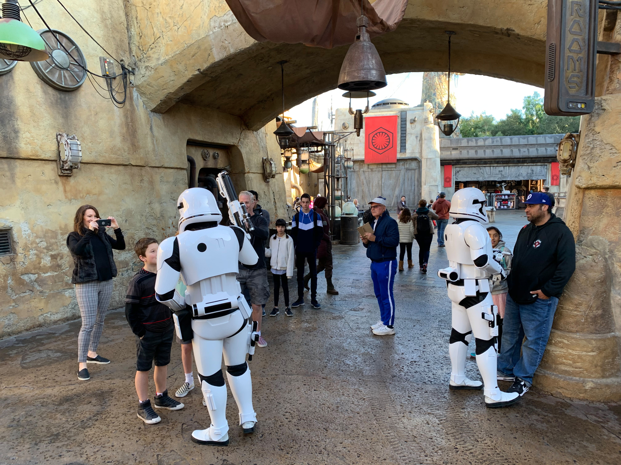 Ein Besuch im Star-Wars-Themenbereich „Galaxy's Edge“ in Disneyland | c't  Magazin