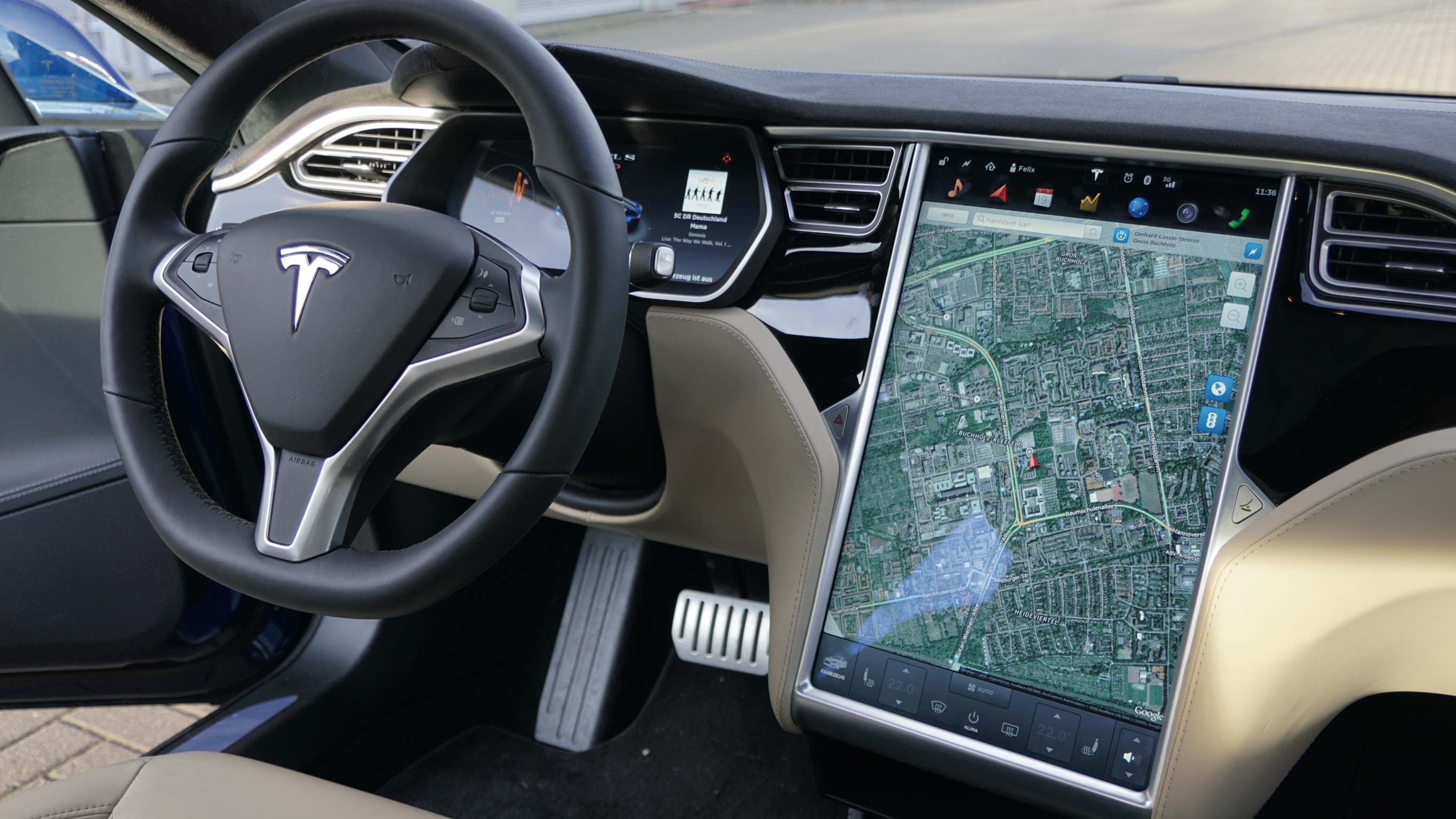 Mit dem Autopiloten im Tesla Model S unterwegs | c't Magazin
