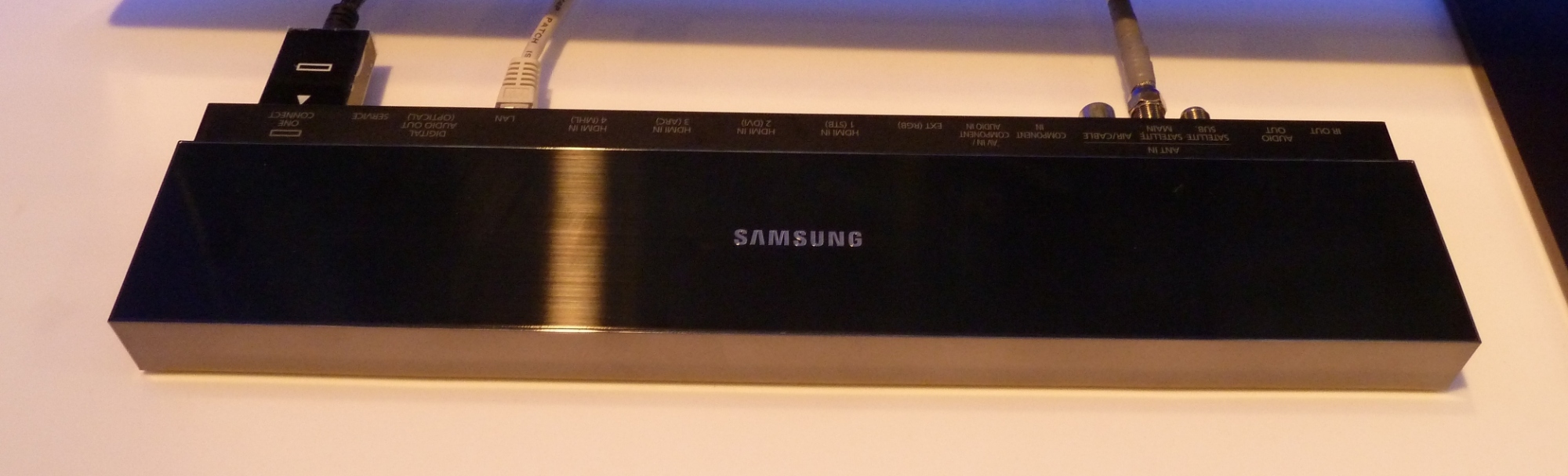 Samsung UHD-TVs: Zukunftssicher dank One-Connect-Box | heise online