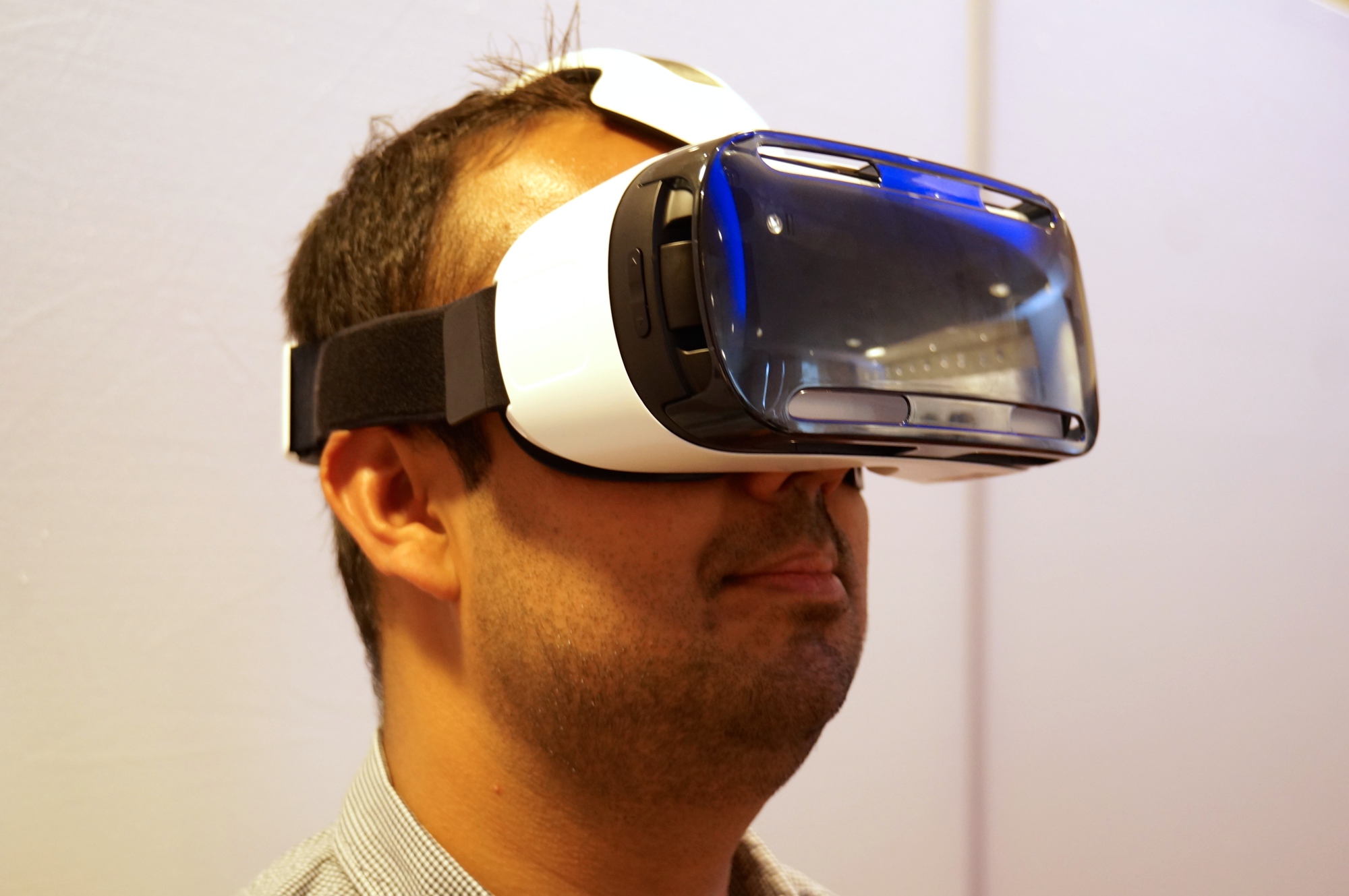 Virtual-Reality-Brille fürs Smartphone von Samsung und Oculus | heise online