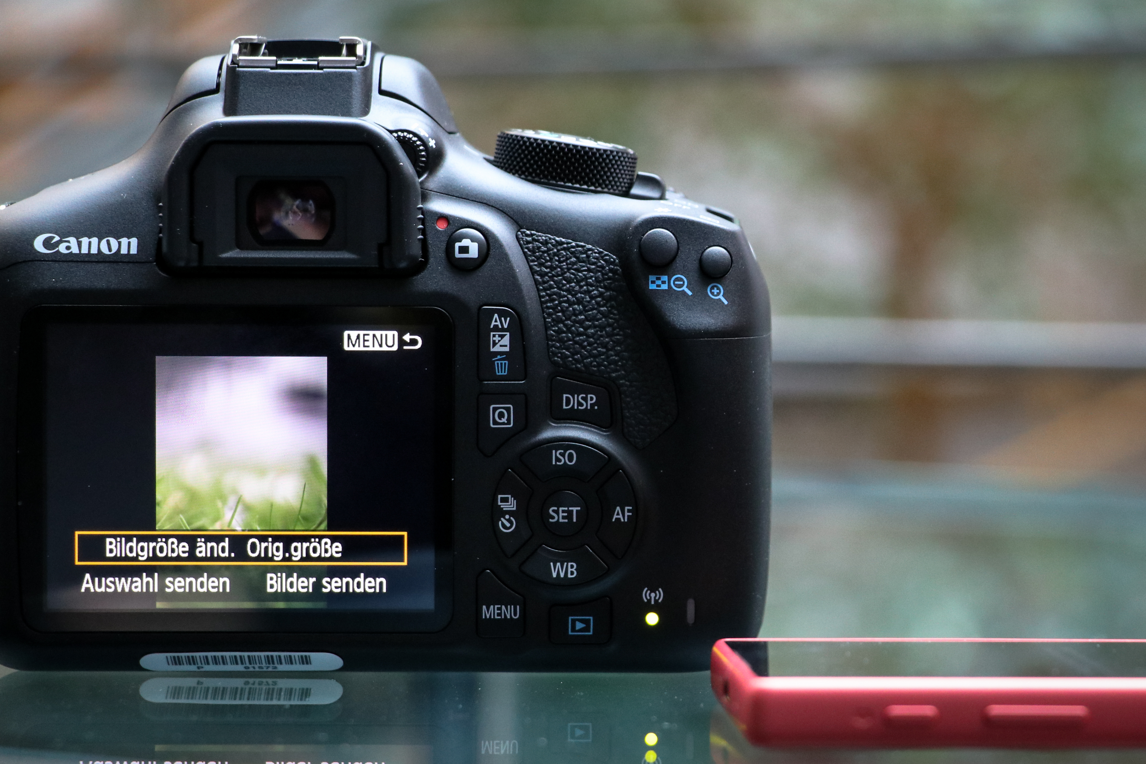 Kontaktfreudig: Canon EOS 1300D und das Smartphone | heise online