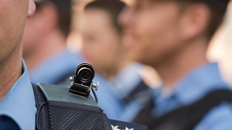 Baden Wurttemberg Beschliesst Bodycam Einfuhrung Mit Prerecording Heise Online