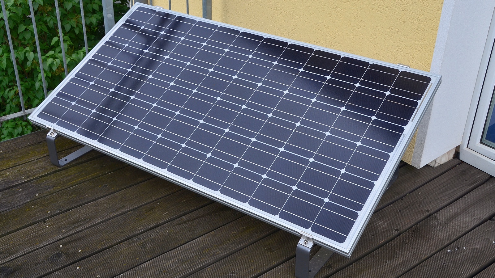 Photovoltaik für die Steckdose: Steckerfertige Solarmodule teilweise  zulässig | heise online
