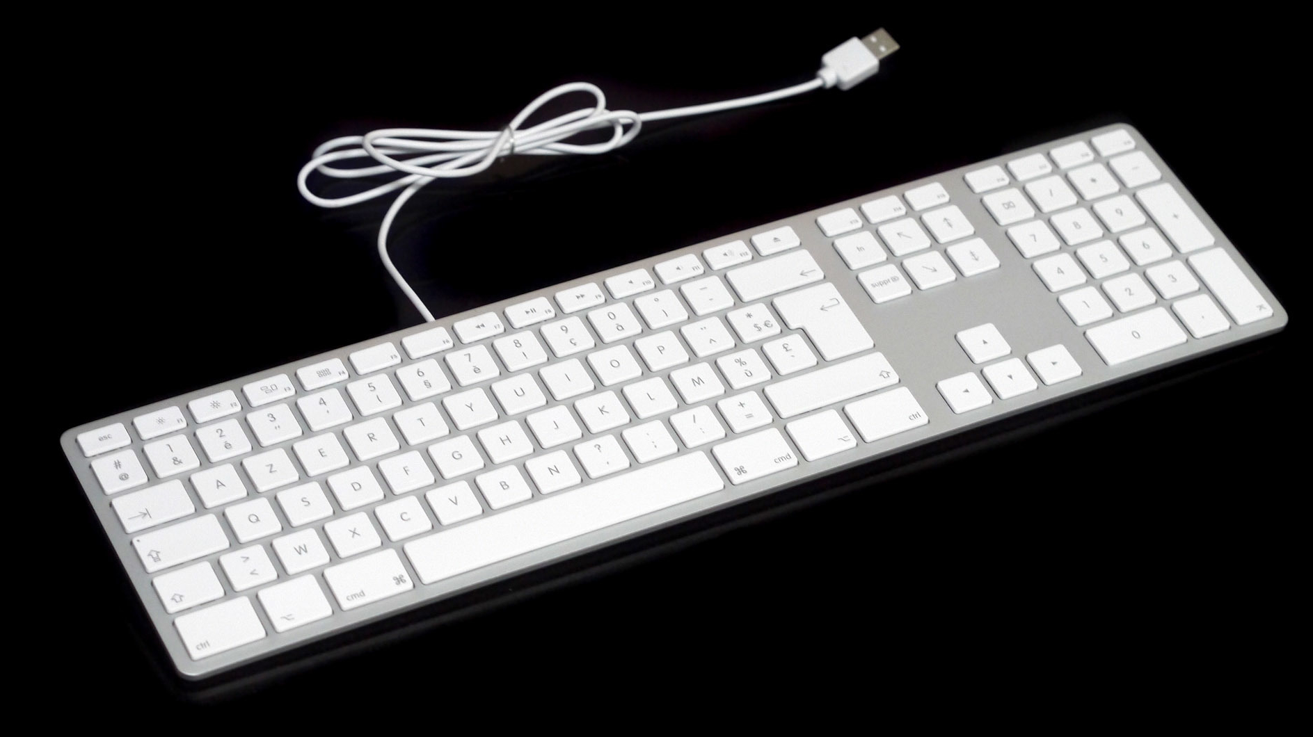 Mac-Tastatur mit Kabel: Bei Apple verpönt, bei Dritthersteller erhältlich |  heise online