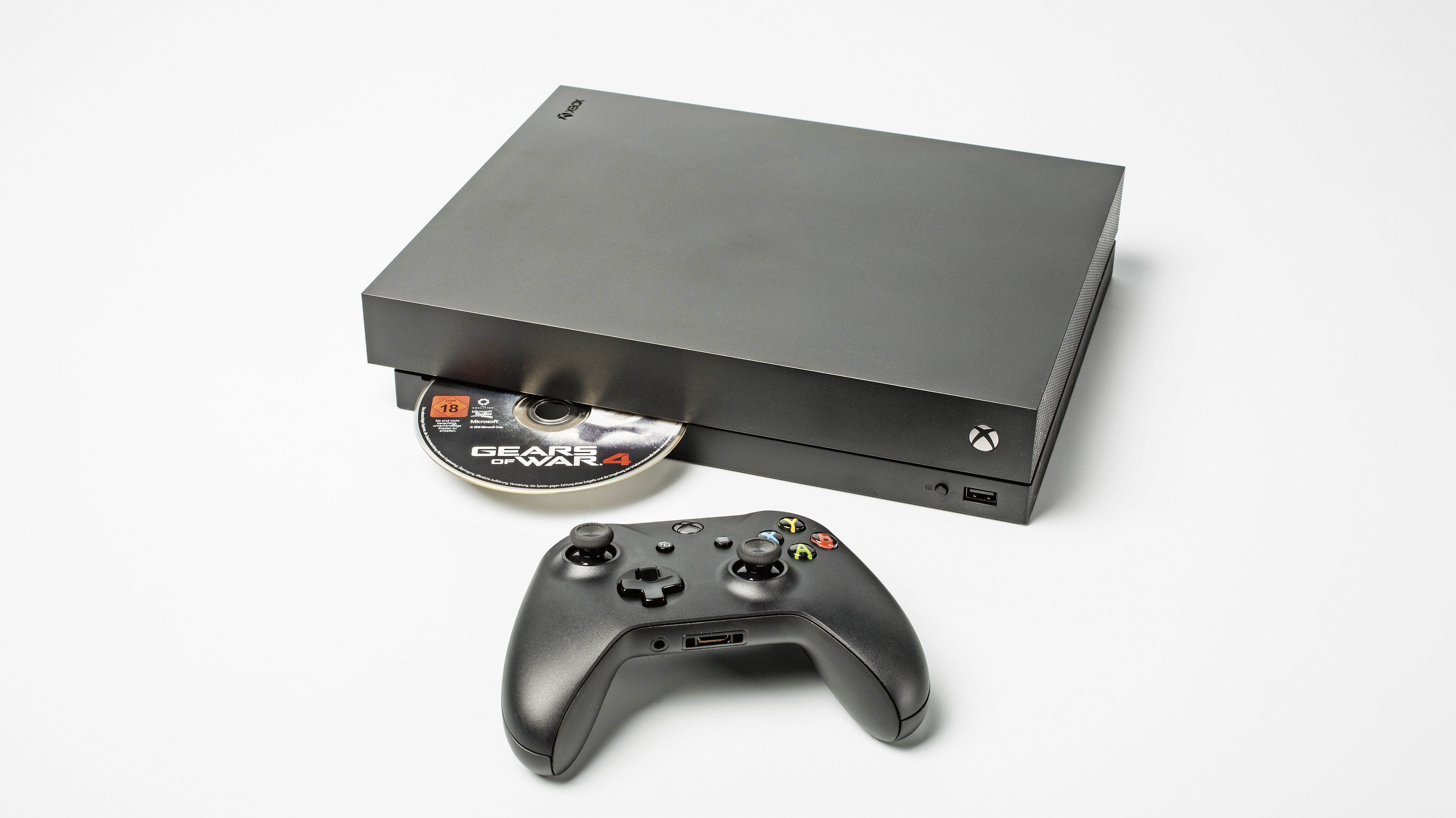 Erster Blick auf Xbox One X: Leiser als PS4 Pro, aber mit  Speicherplatzproblem | heise online