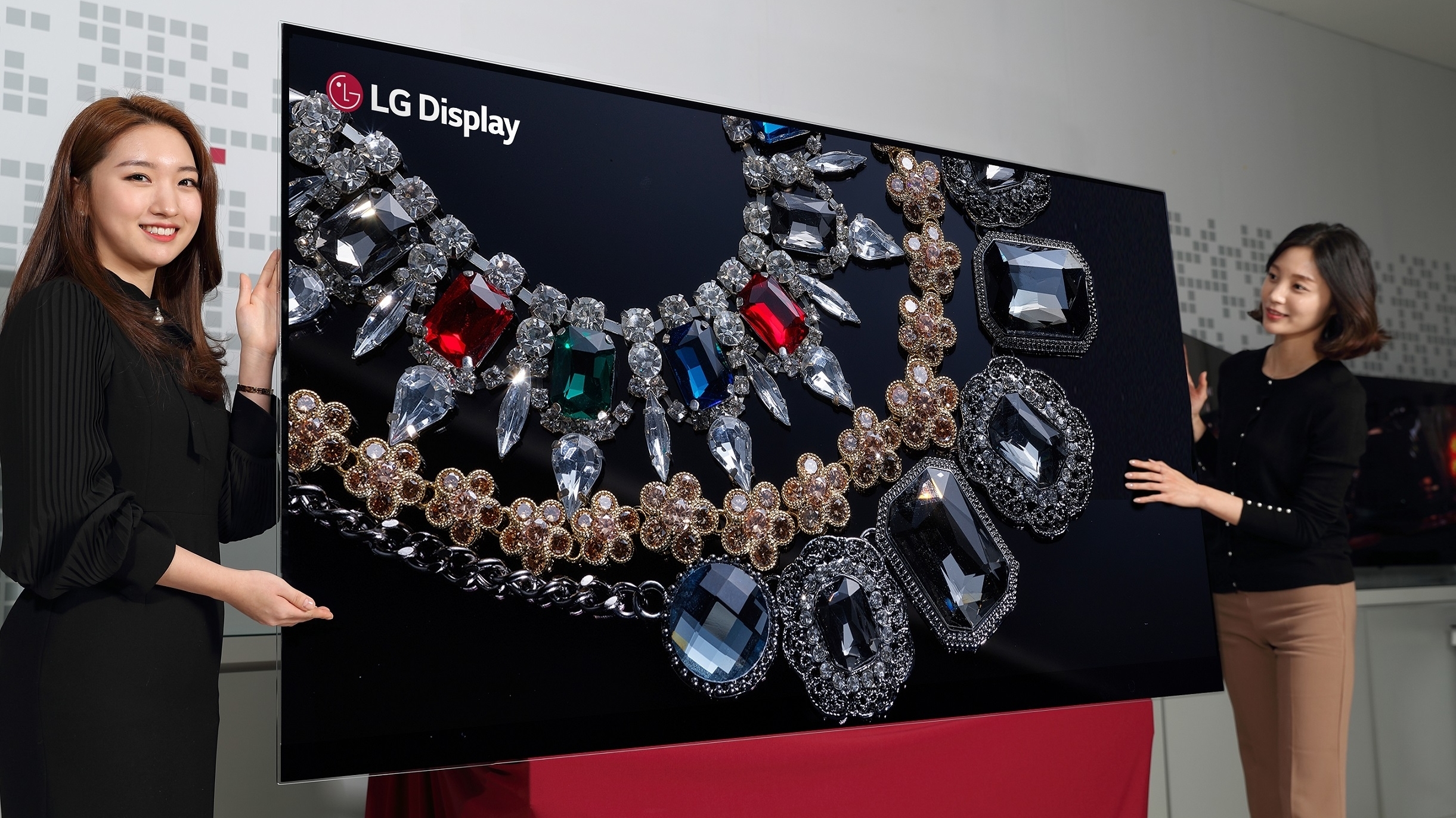 88 Zoll: LG stellt weltgrößtes 8K-Display mit OLED-Technik vor | heise  online