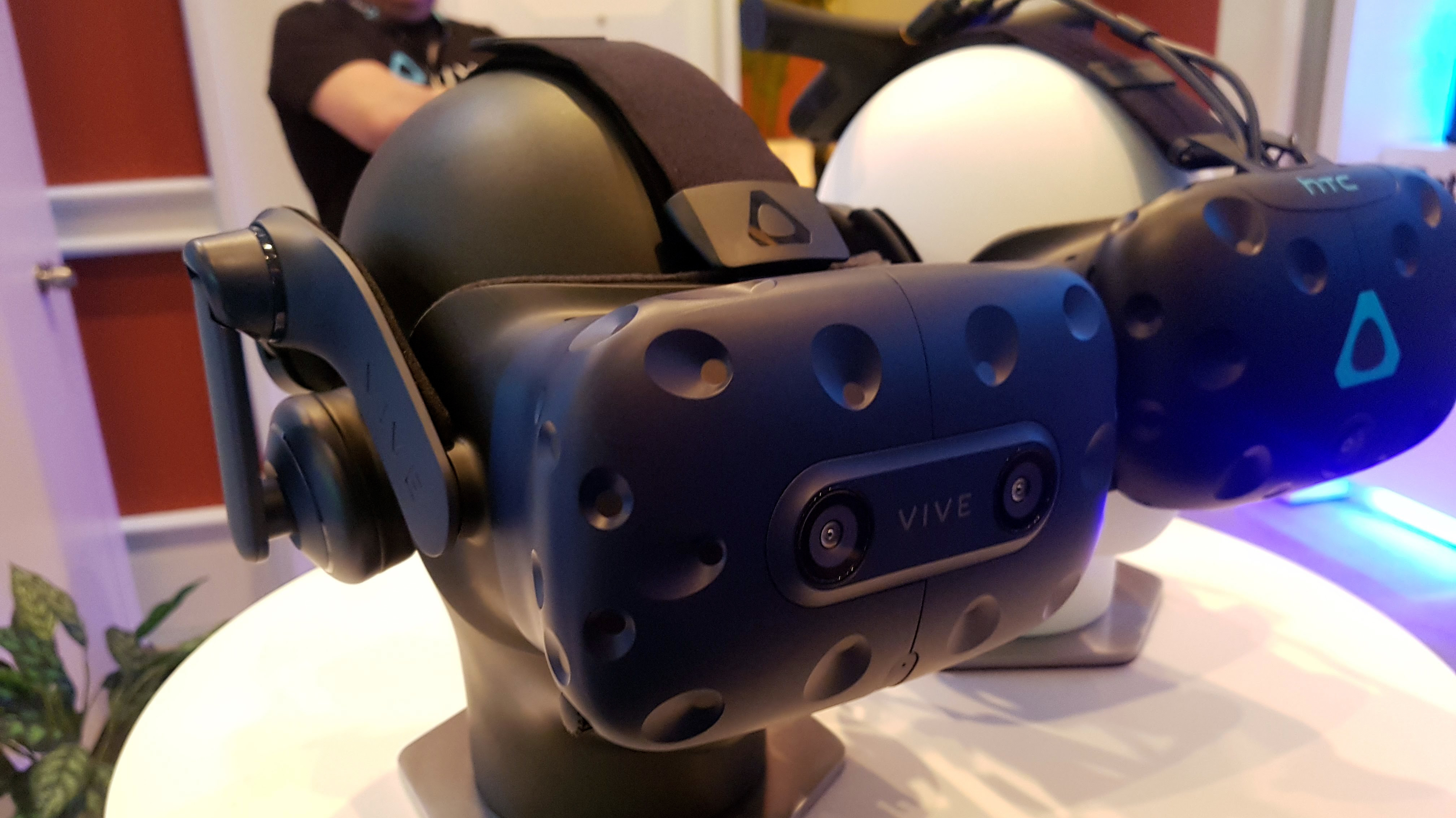 VR-Headset HTC Vive Pro ausprobiert: Endlich mehr Pixel | heise online