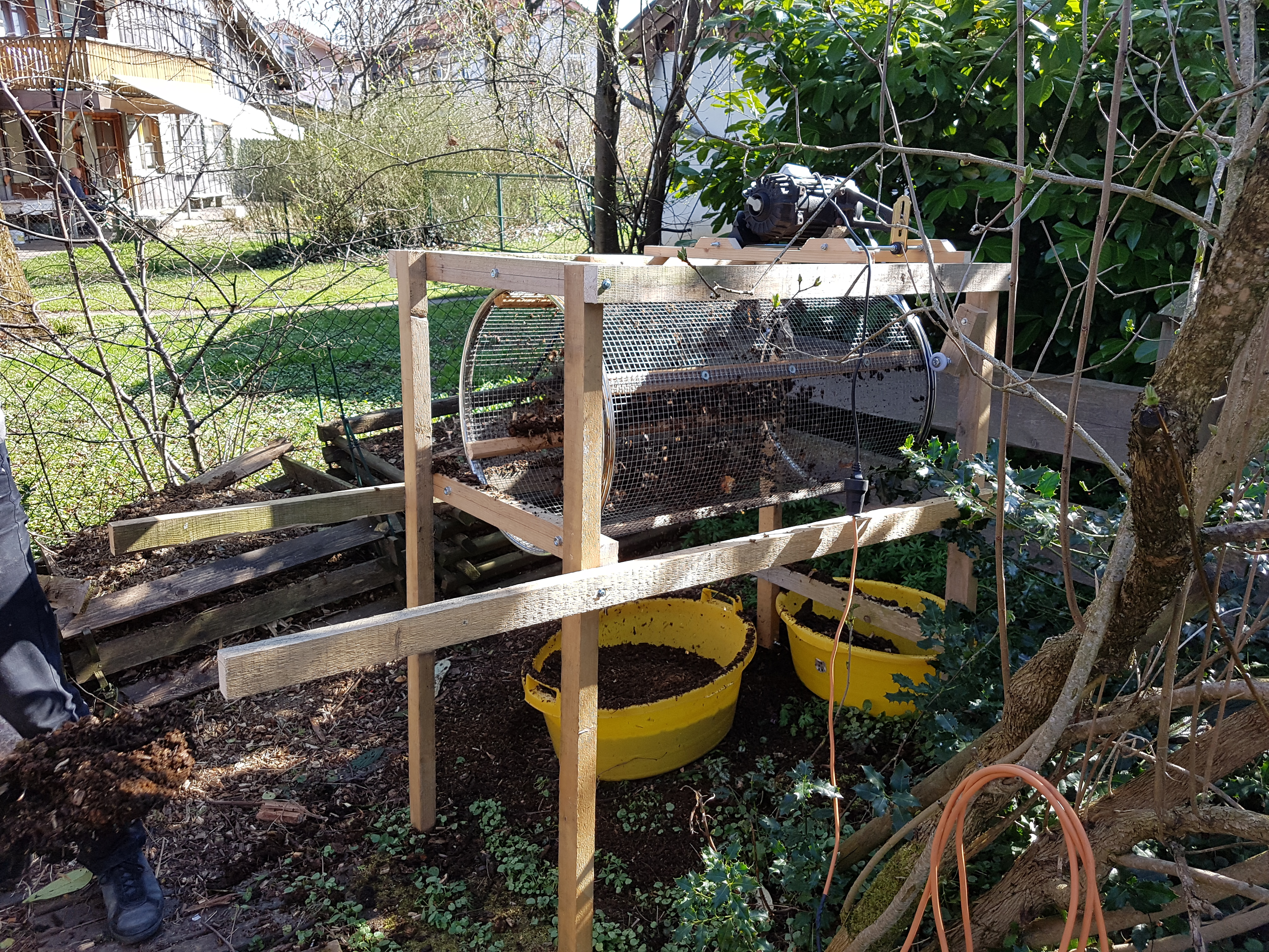 Der billige Dreh für perfekte Trennung: Trommelsieb für Gartenarbeiten |  heise online