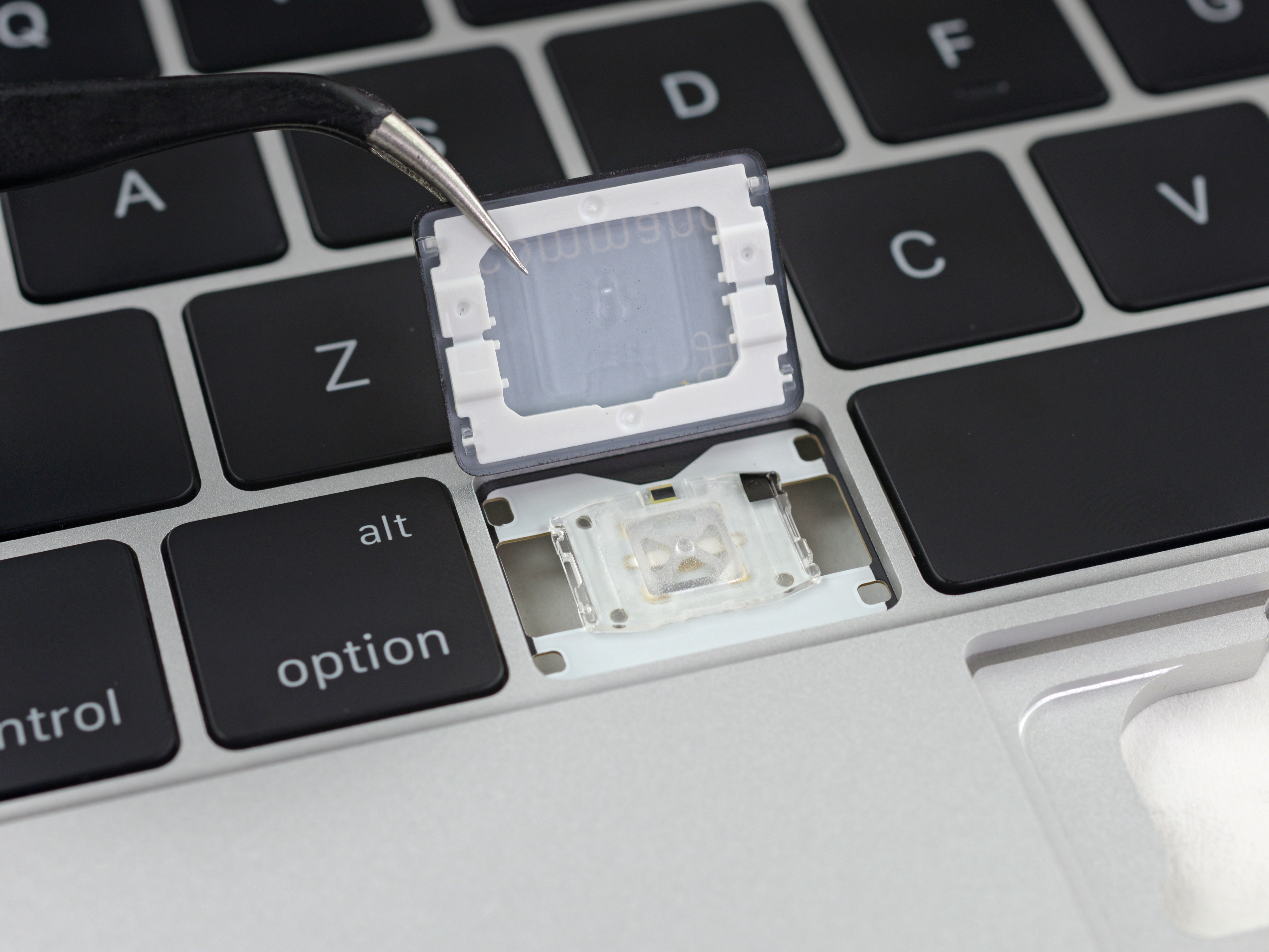 MacBook und MacBook Pro: Einzelne Tasten nicht reparierbar | heise online