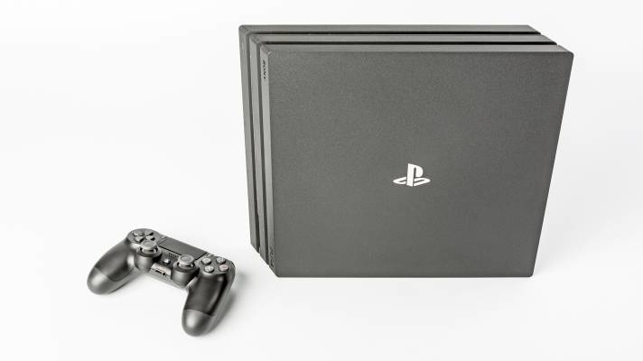 Sony PS4 und PS4 Pro: Konsolen-Vergleich, Exklusivspiele und Zubehör |  heise online