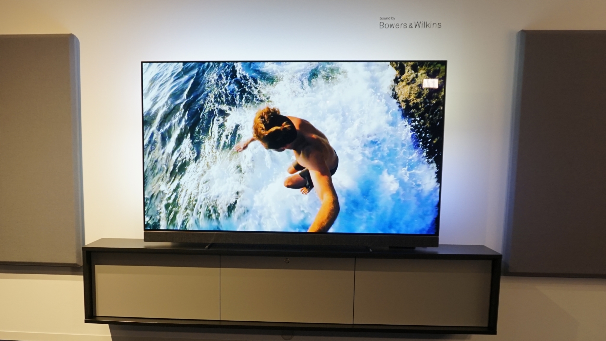 OLED-Fernseher mit guten Sound: Philips OLED+ 903 ab 2500 Euro | heise  online