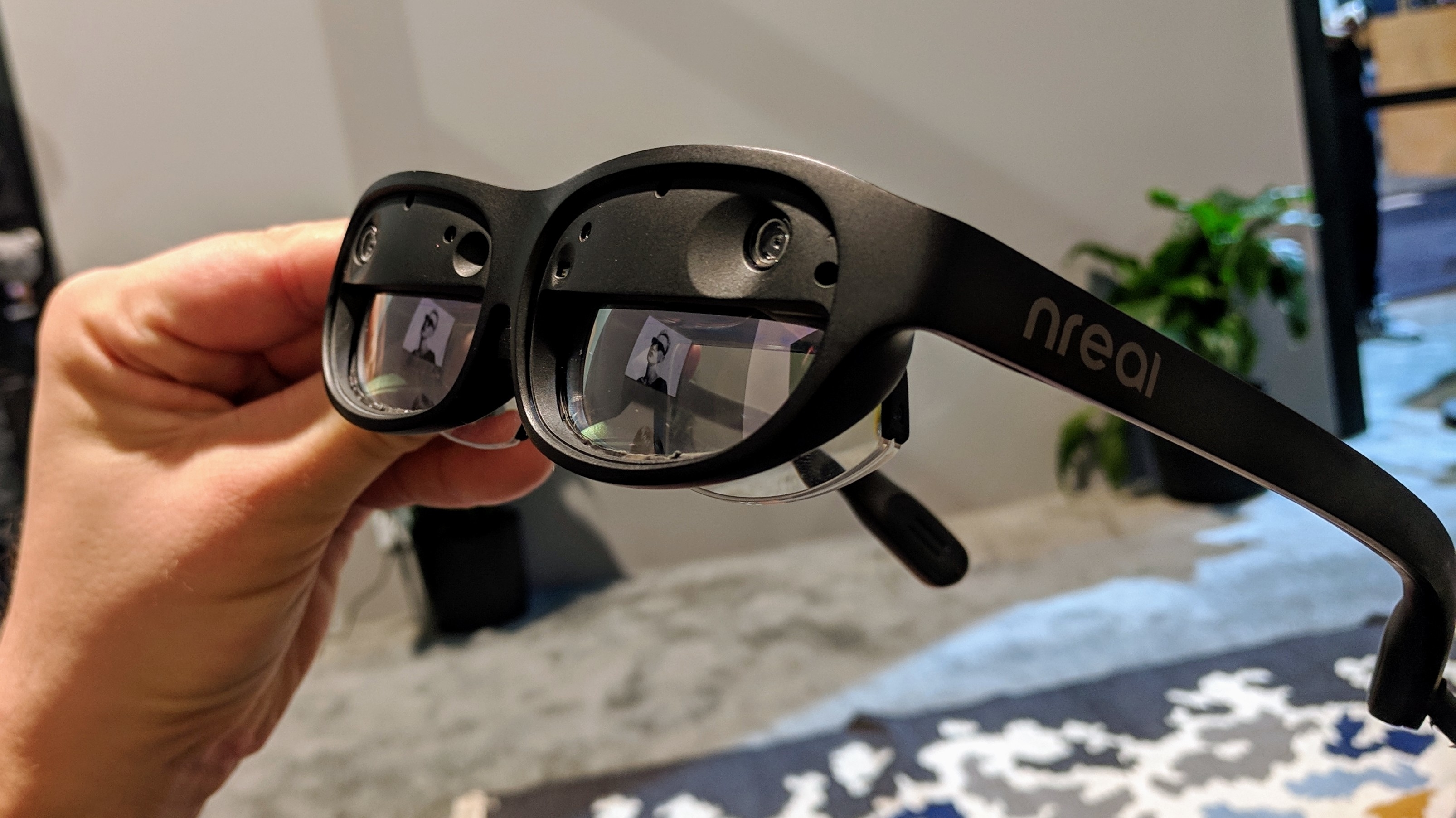 Nreal Light ausprobiert: AR-Headset in Sonnenbrillen-Größe für unter 1000  Dollar | heise online