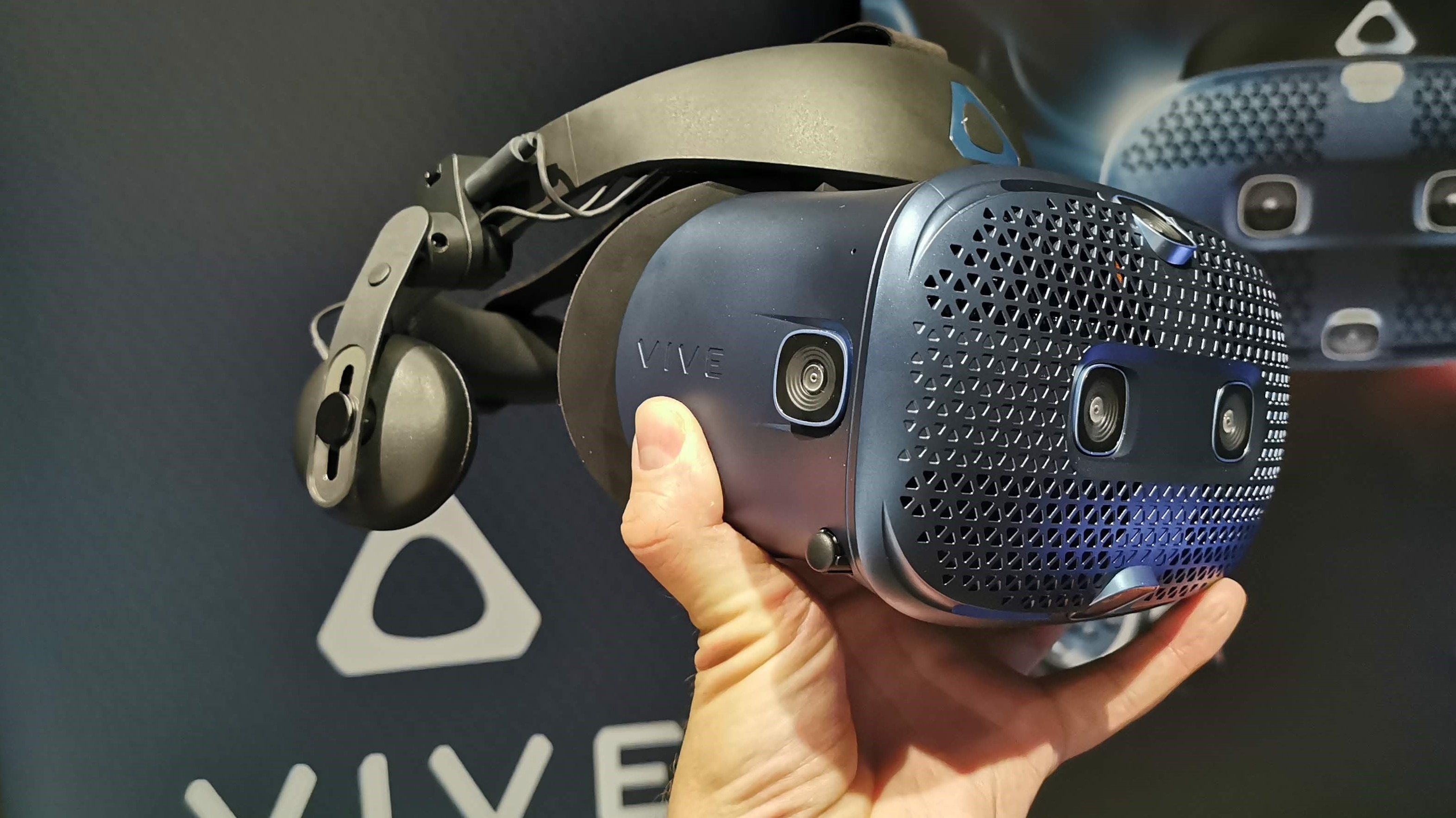 VR-Headset HTC Vive Cosmos im Hands-on: Mehr Komfort für weniger Geld |  heise online