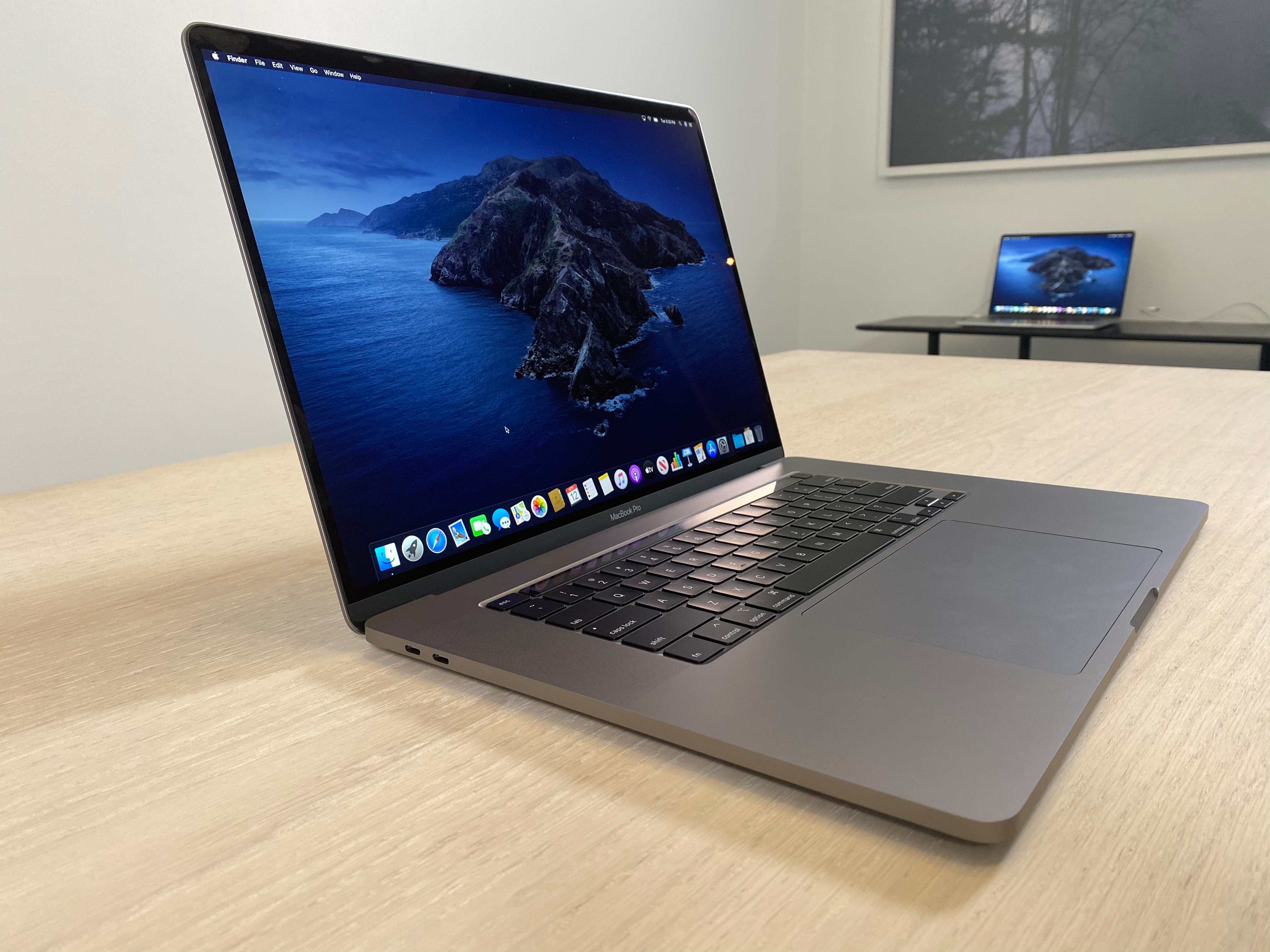 Hands-on: Apples neues MacBook Pro mit 16"-Display | heise online