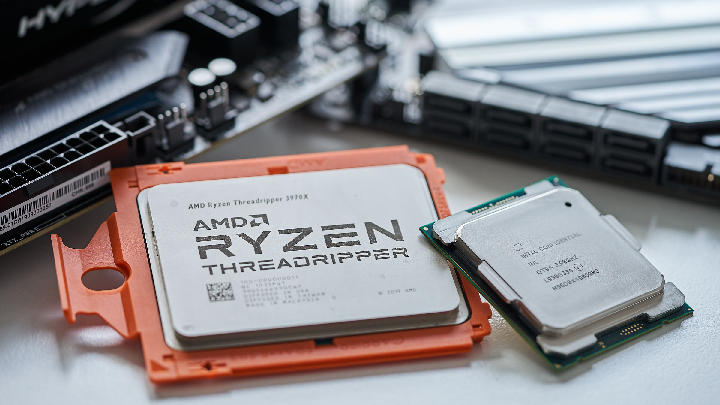 Prozessor-Test: AMD Ryzen Threadripper 3970X vs. Intel Core i9-10980XE |  heise online