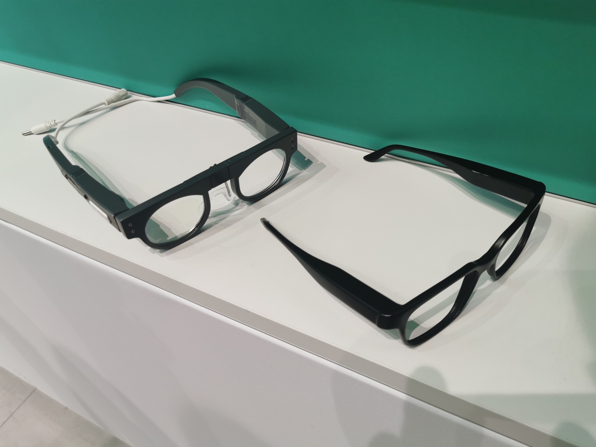 Ausprobiert: Bosch Light Drive macht normale Brille zum unsichtbaren  Display | heise online