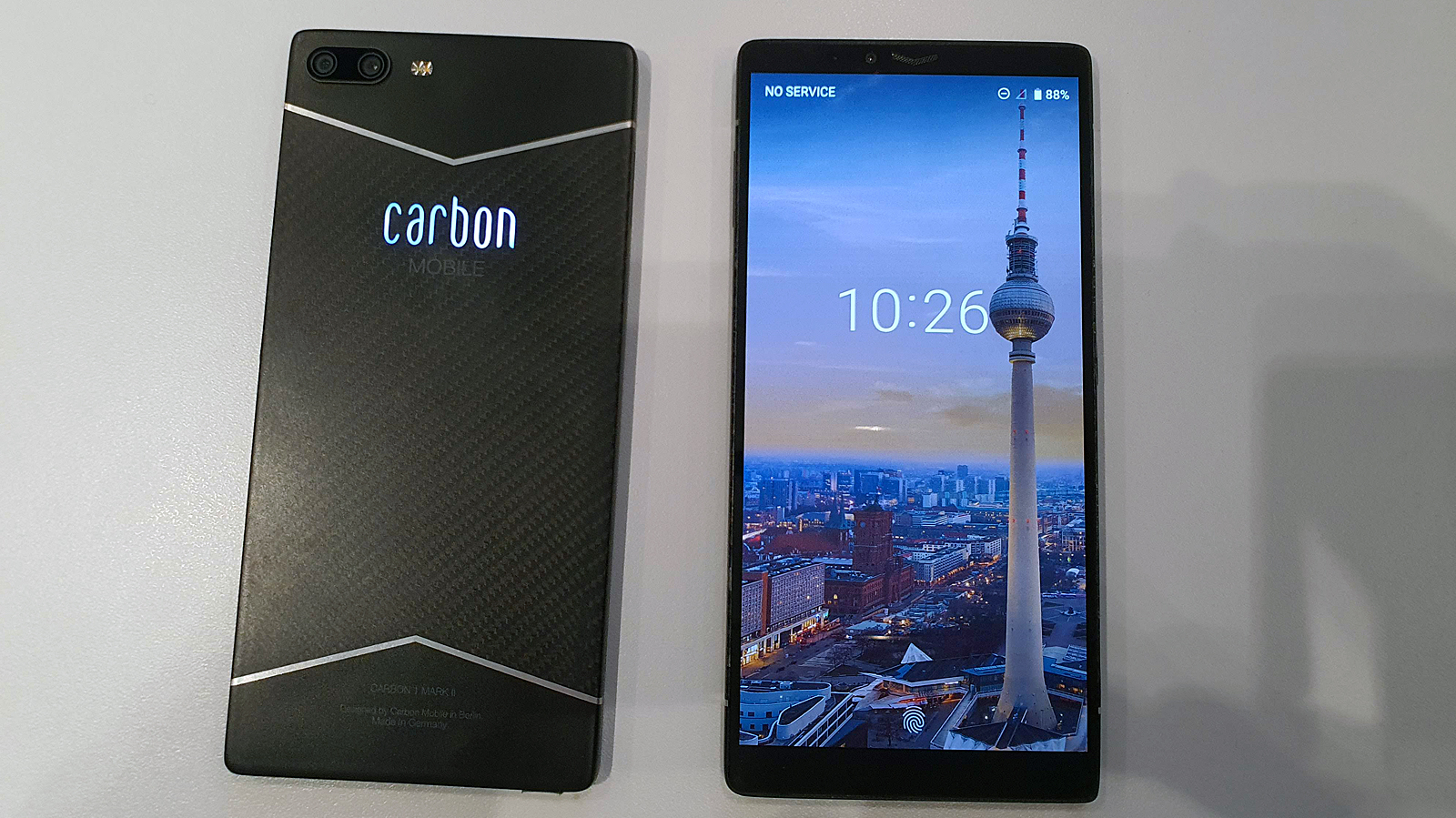 Carbon Mobile: Leichtes und dünnes Smartphone aus Karbon | heise online