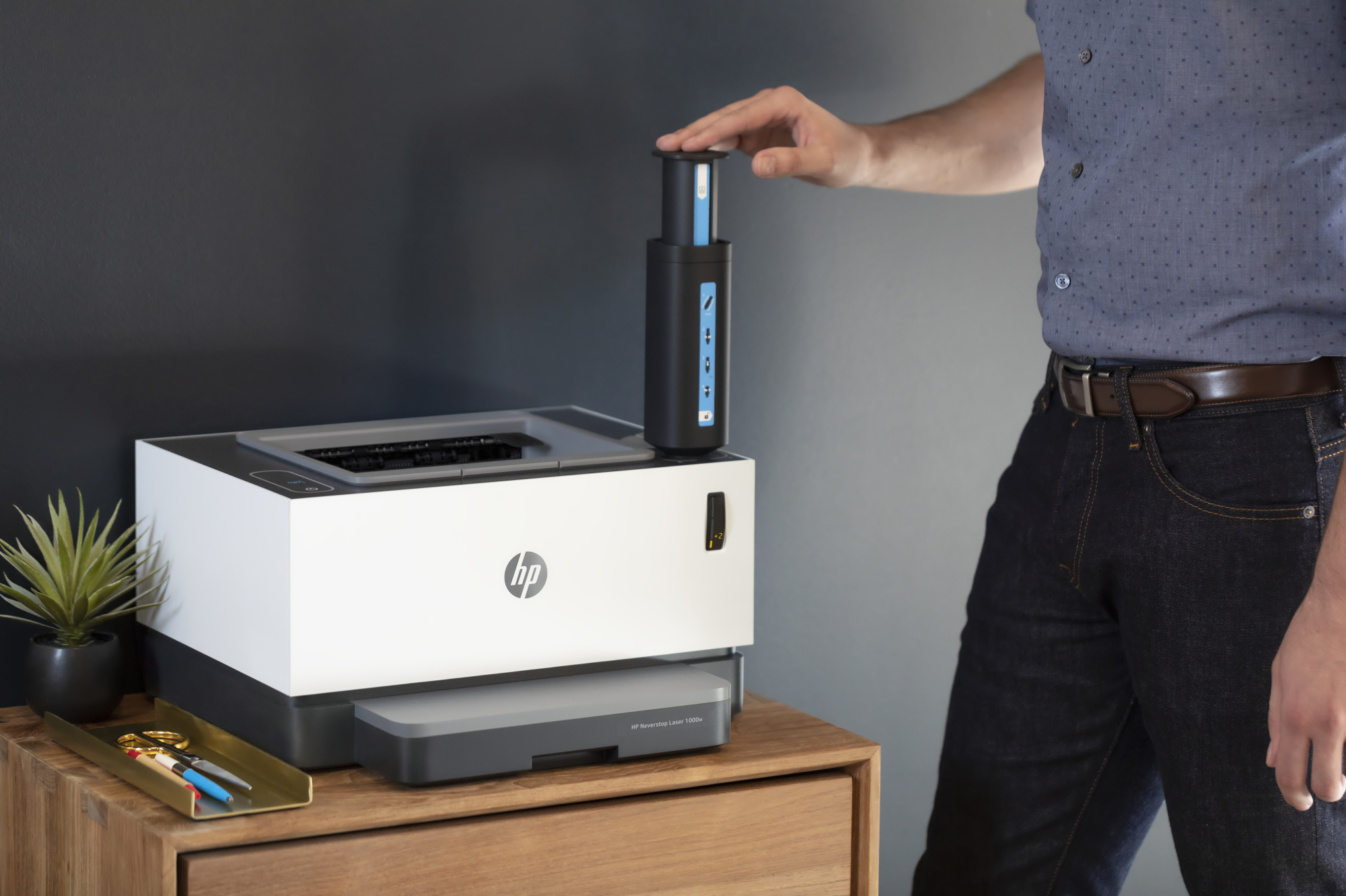 HP-Laserdrucker Neverstop: Tonerbefüllung per Spritze | heise online