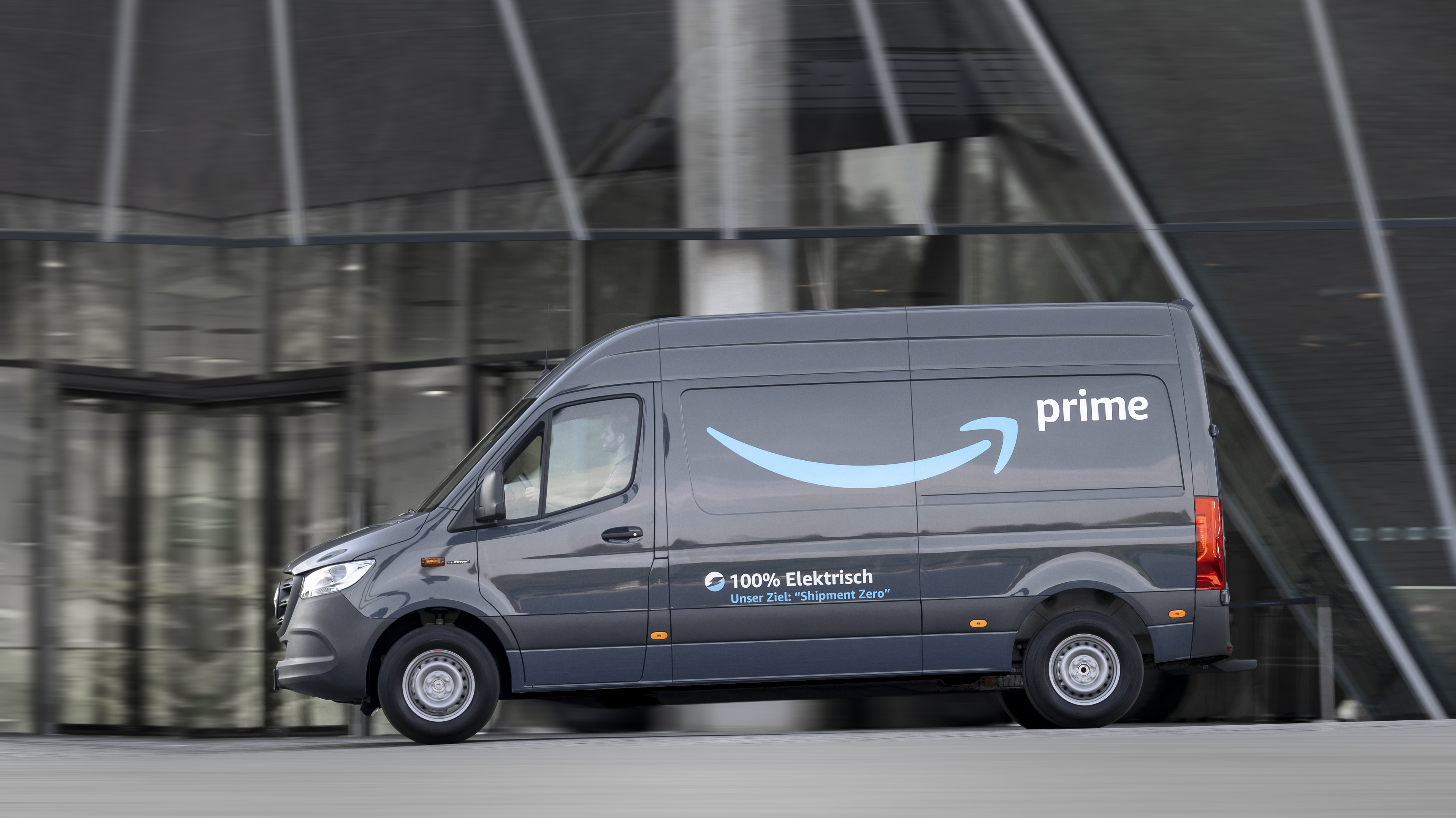 Elektroautos: Amazon bestellt 1800 Transporter bei Mercedes-Benz | heise  online