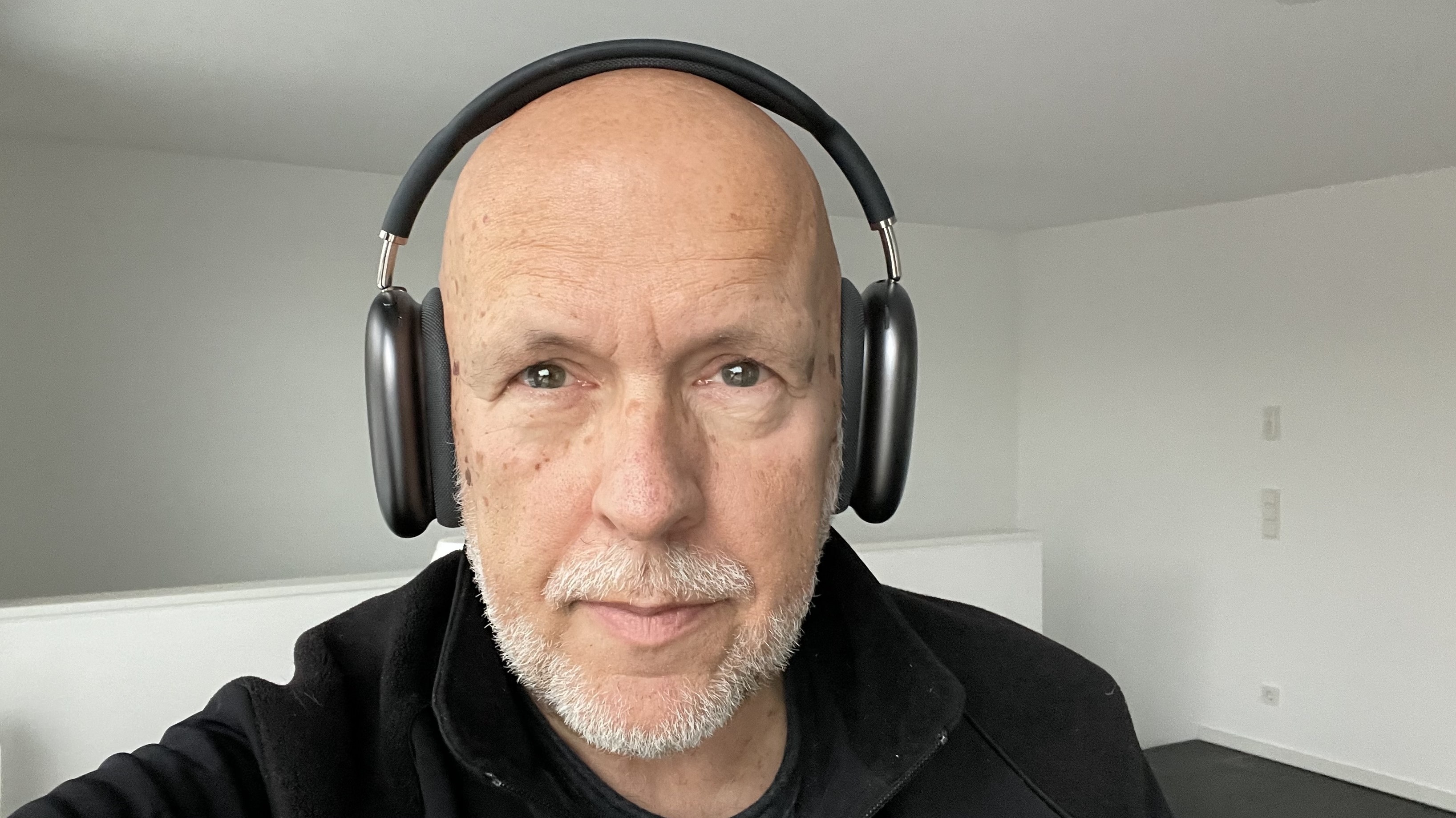 AirPods Max: Apples neue kabellose Bügel-Kopfhörer im ganz persönlichen  Hörtest | heise online