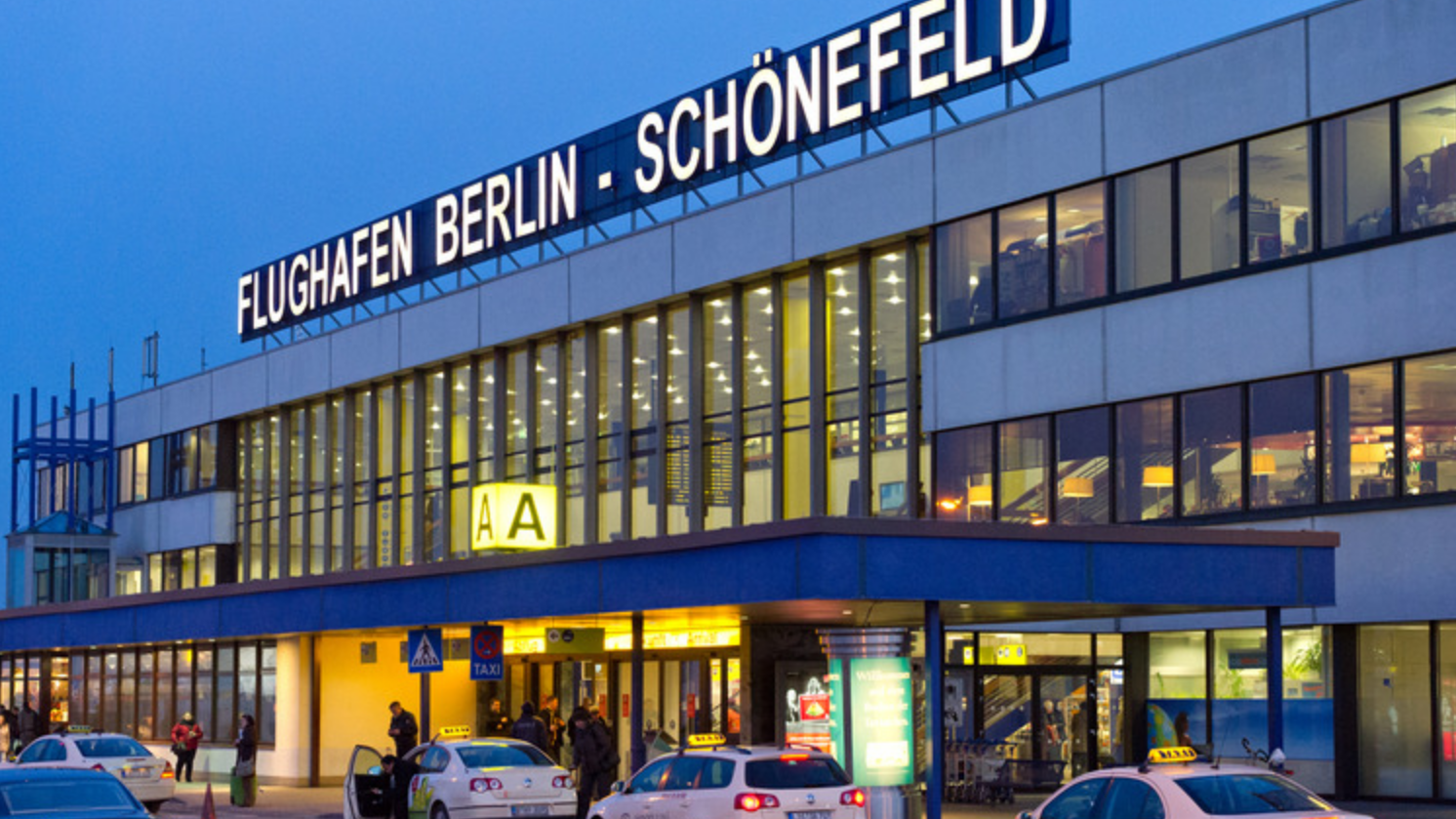 Stiller Abschied – der "Zentralflughafen" Berlin-Schönefeld geht außer  Dienst | heise online