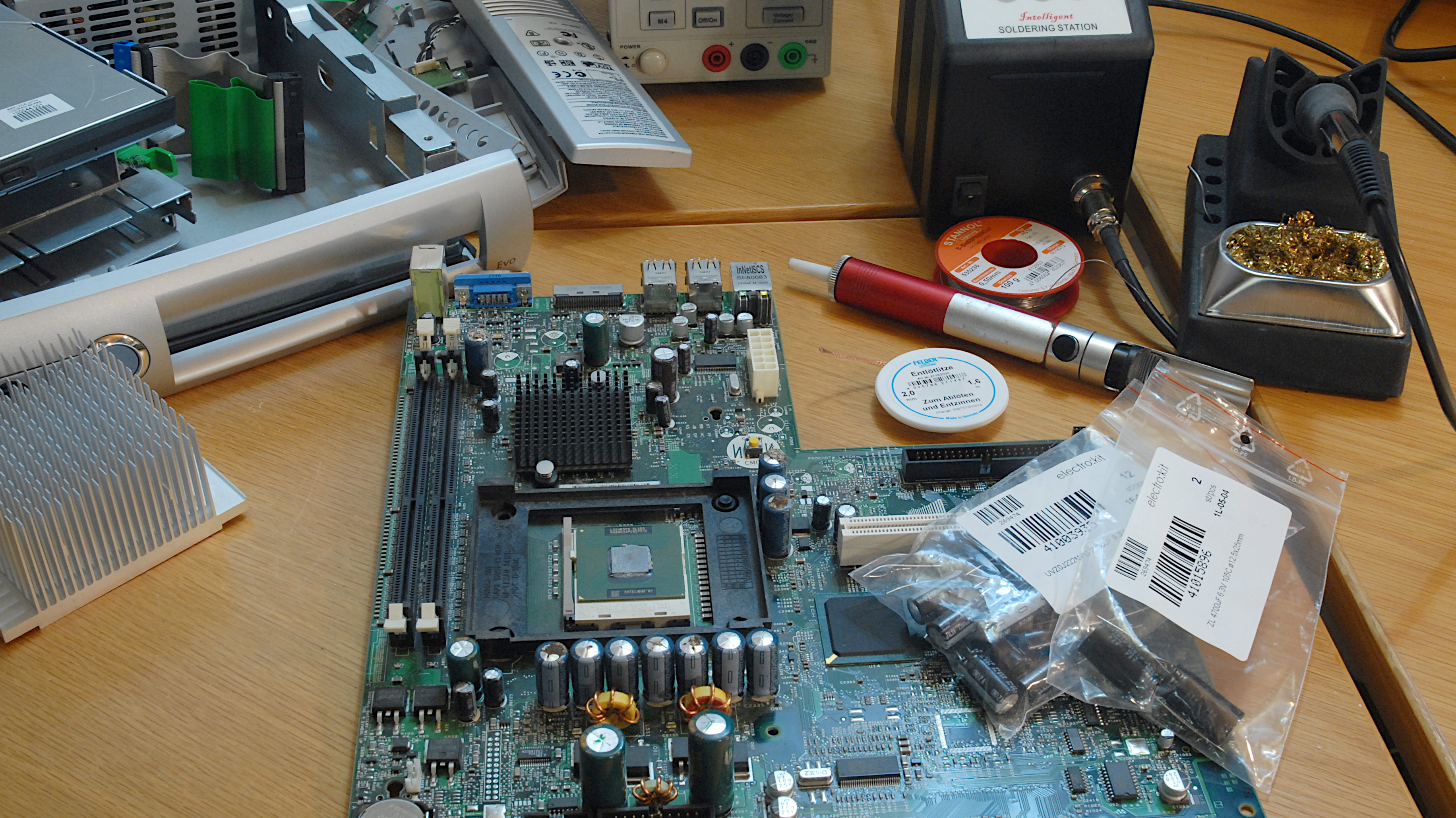 Geräte reparieren per Recapping: So tauschen Sie defekte Kondensatoren aus  | heise online