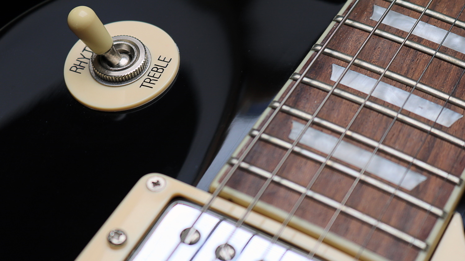 So geht's: Besserer Sound für die Gibson Les Paul mit drei Tonabnehmern |  heise online