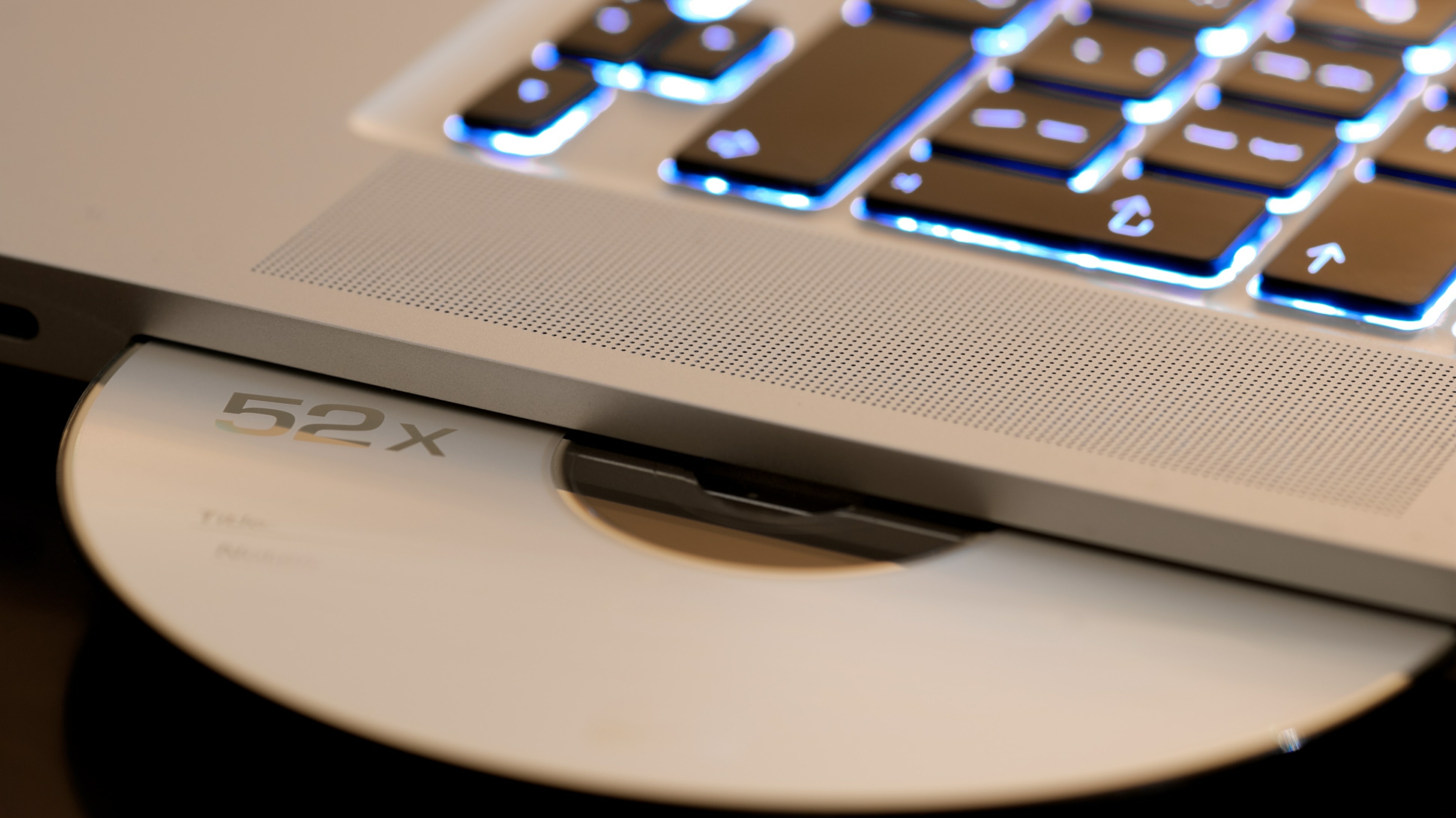 Letztes MacBook mit CD-Laufwerk ist ab Ende Januar "vintage" | heise online