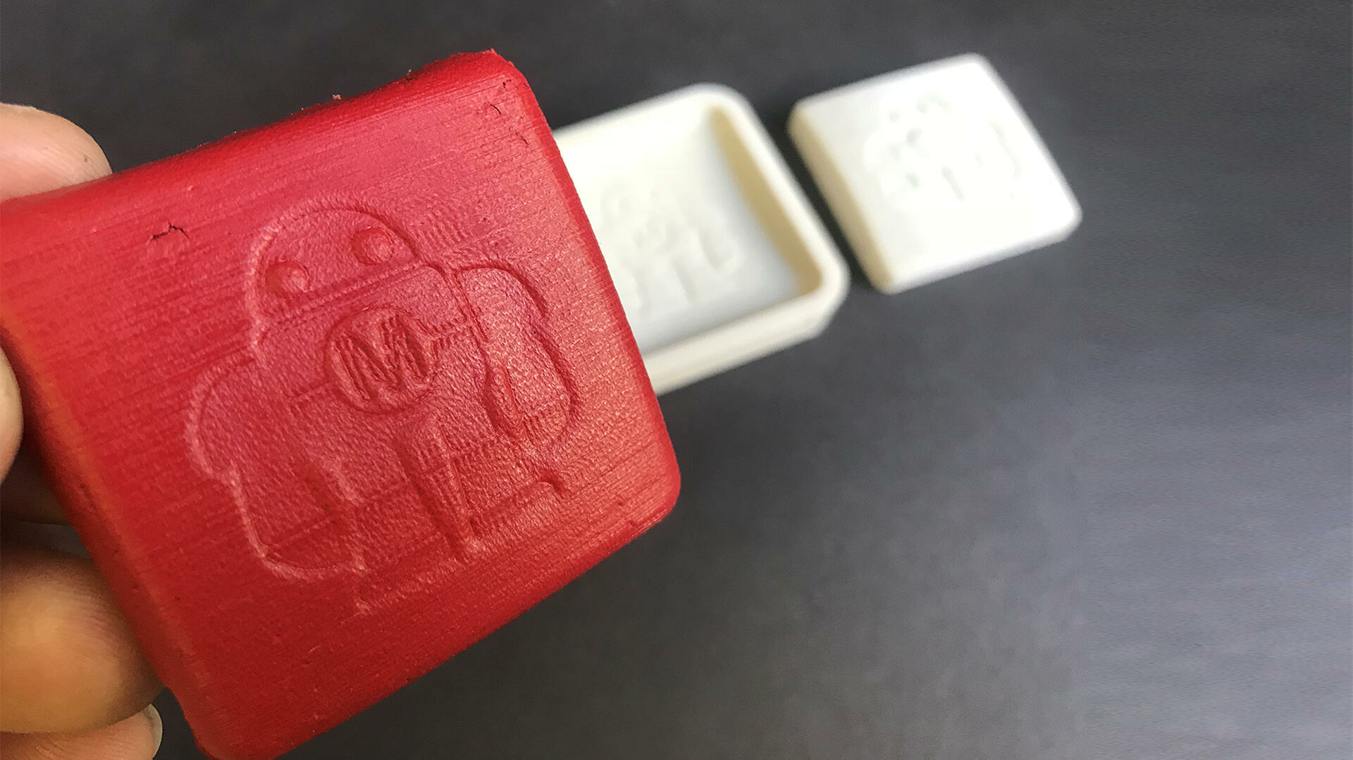 DIY: Leder veredeln mit Prägestempel aus 3D-Drucker | heise online