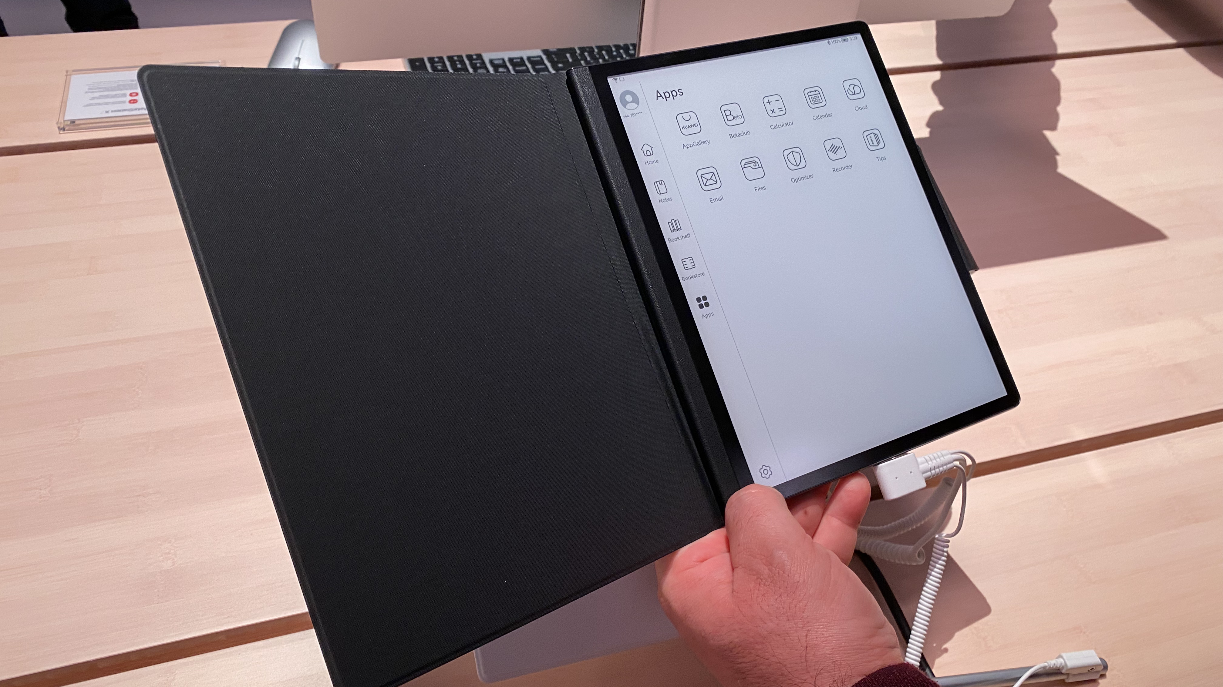 Huawei MatePad Paper: E-Book-Reader und Notizblock | heise online