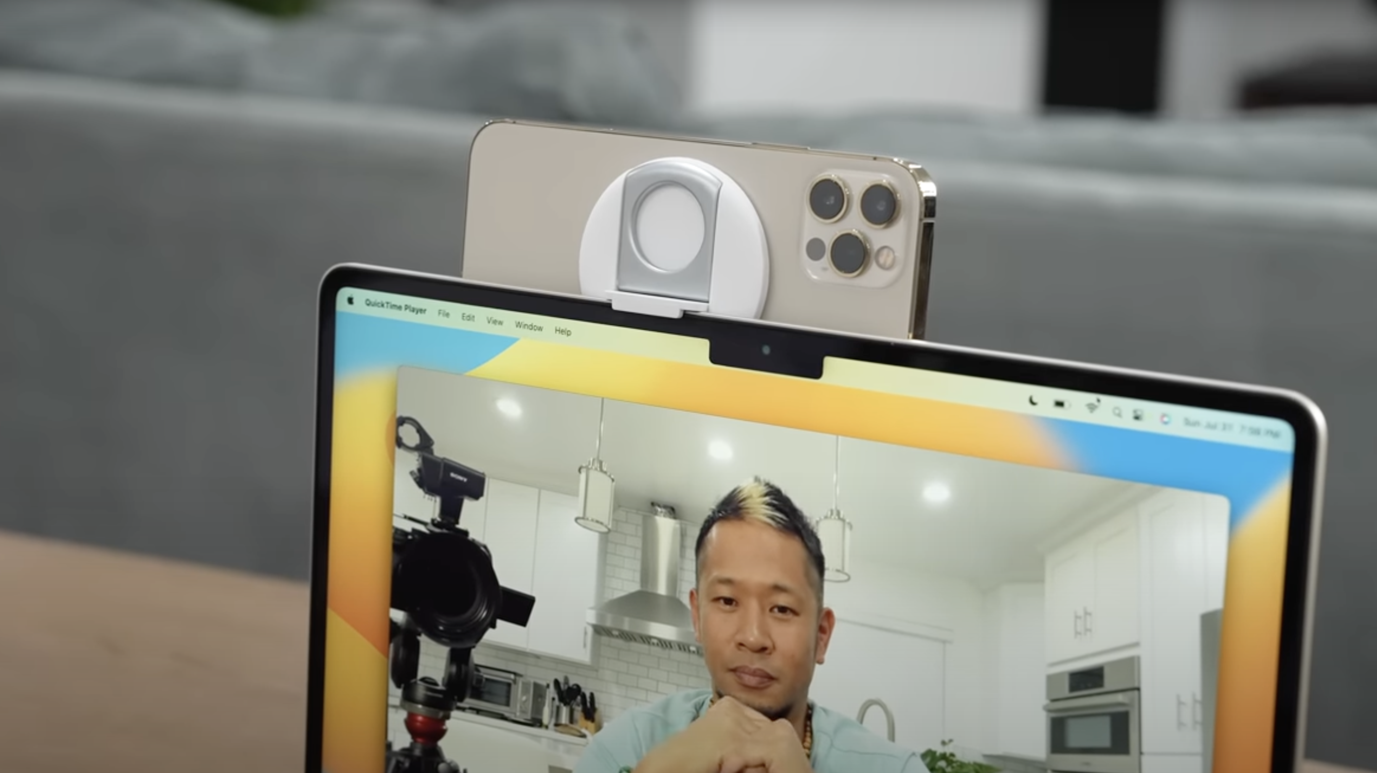iPhone als Profi-Webcam: Erste Tests der Belkin-Halterung für Continuity  Camera | heise online