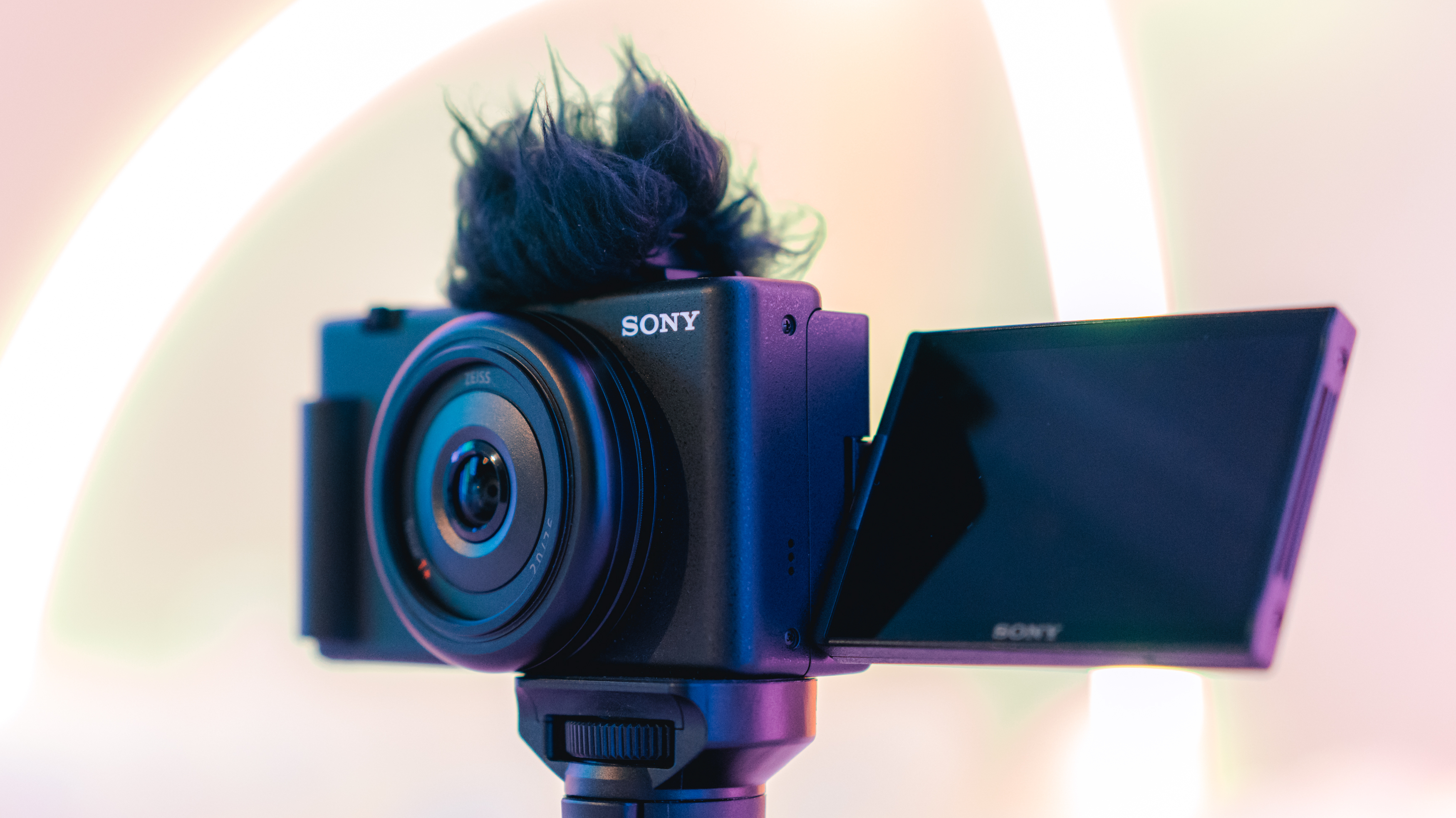 Sony ZV-1F: Kompakte Vlogging-Kamera mit Superweitwinkel | heise online