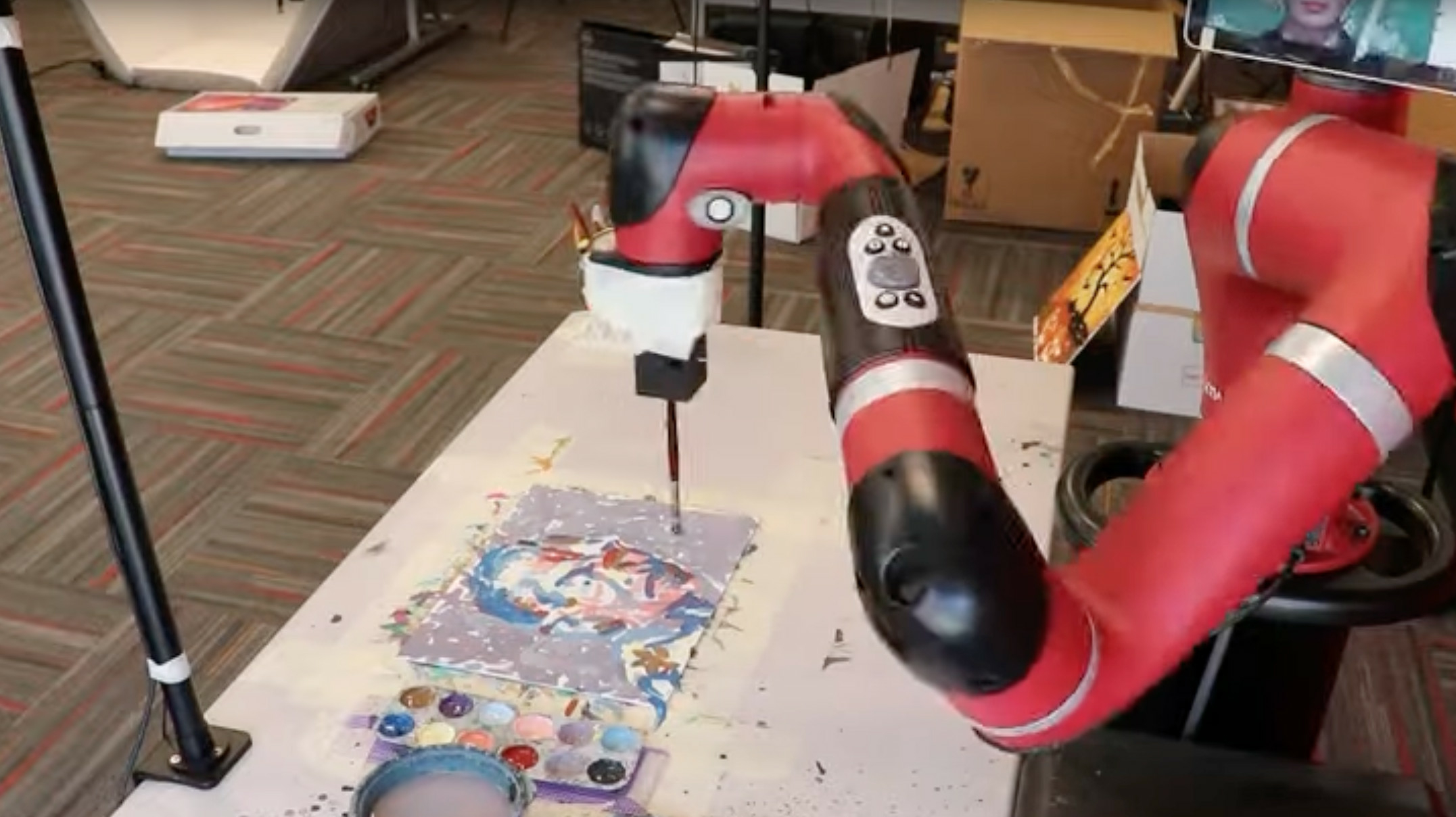 KI-Roboter Frida malt Bilder auf Anweisung | heise online