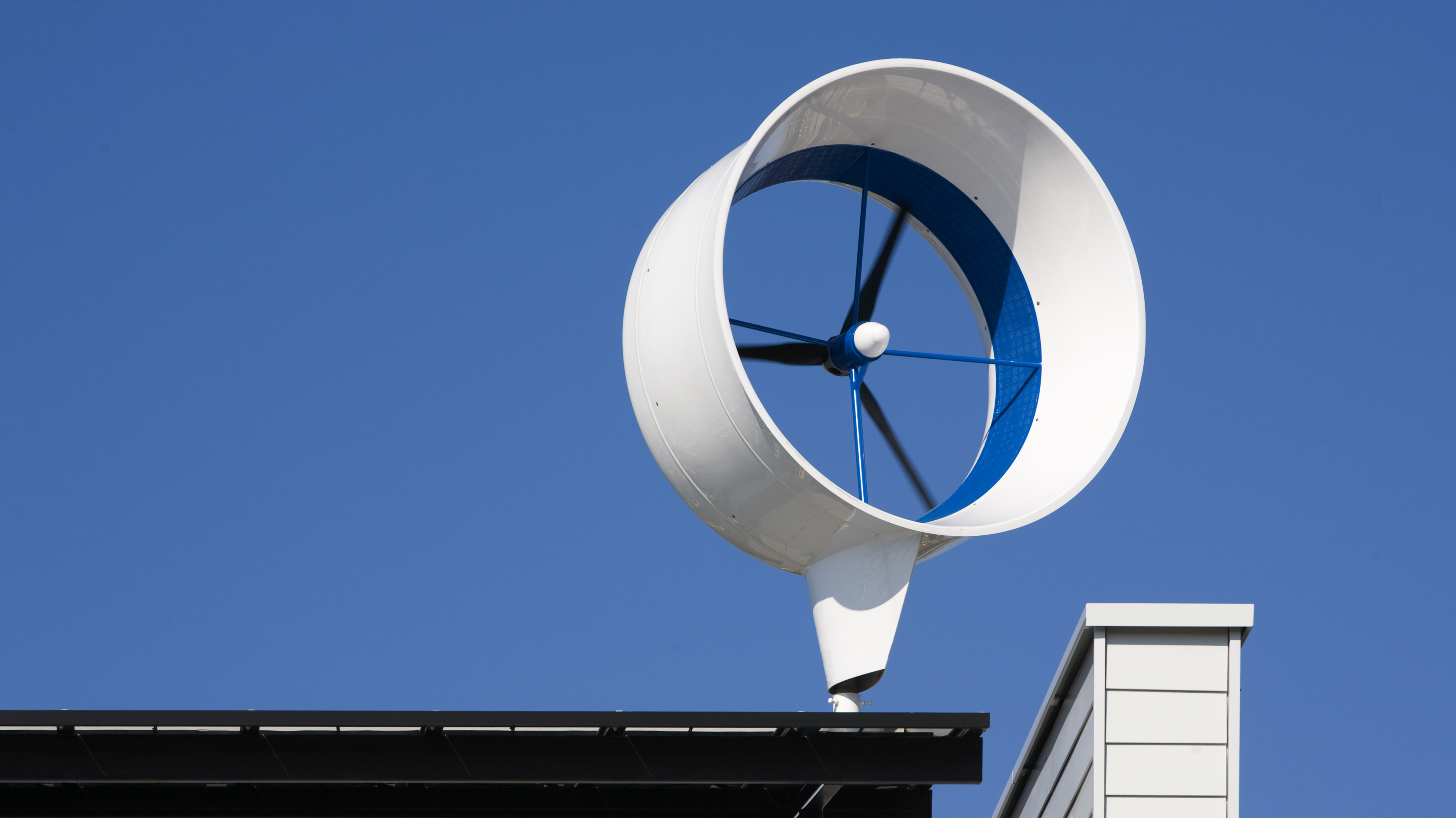 Windkraft fürs eigene Haus: Wann eine Kleinwindkraftanlage sinnvoll sein  kann | heise online