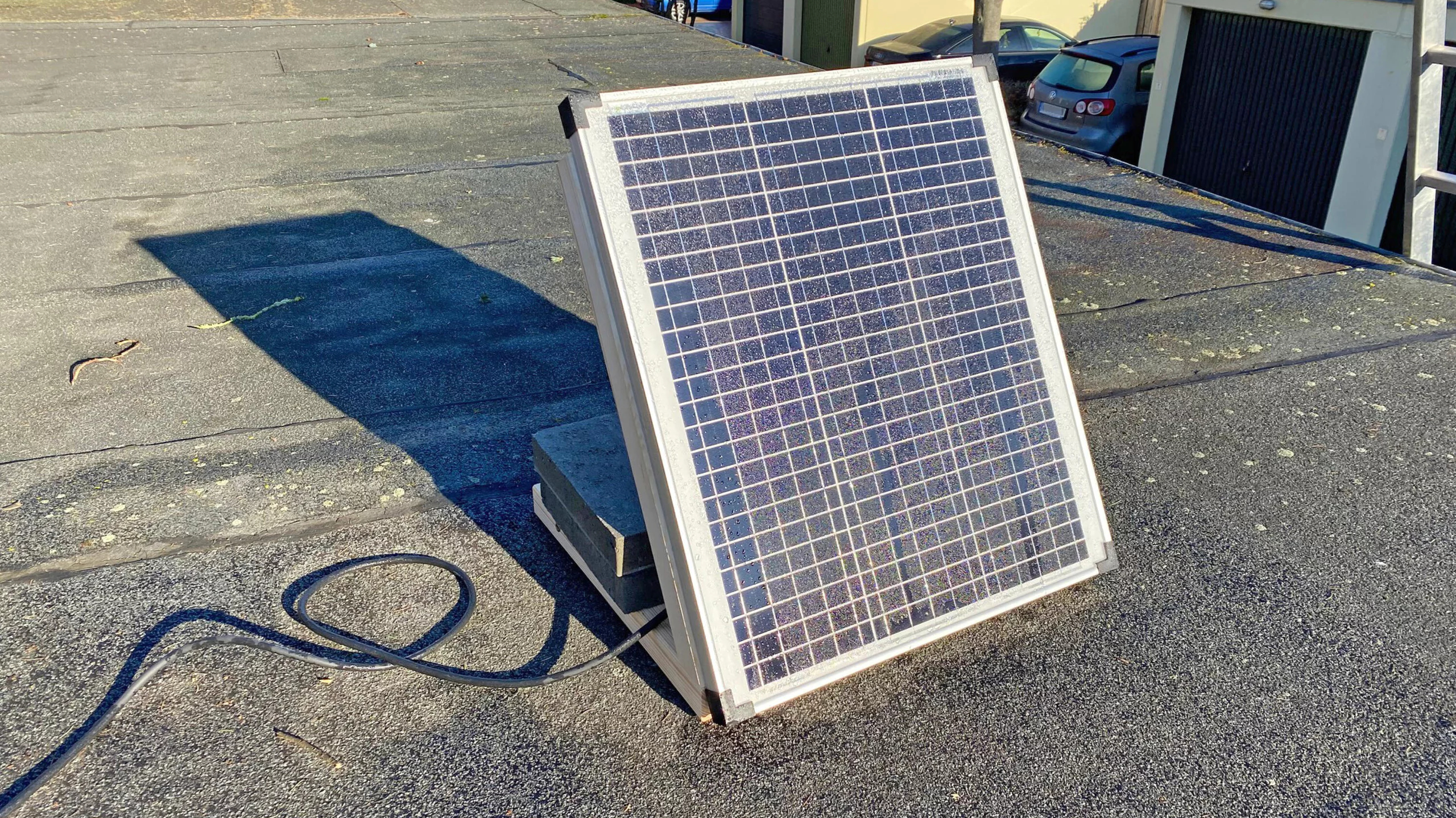 Akku-Garagentor mit Solarenergie betreiben: Umbau für unter 250 Euro |  heise online