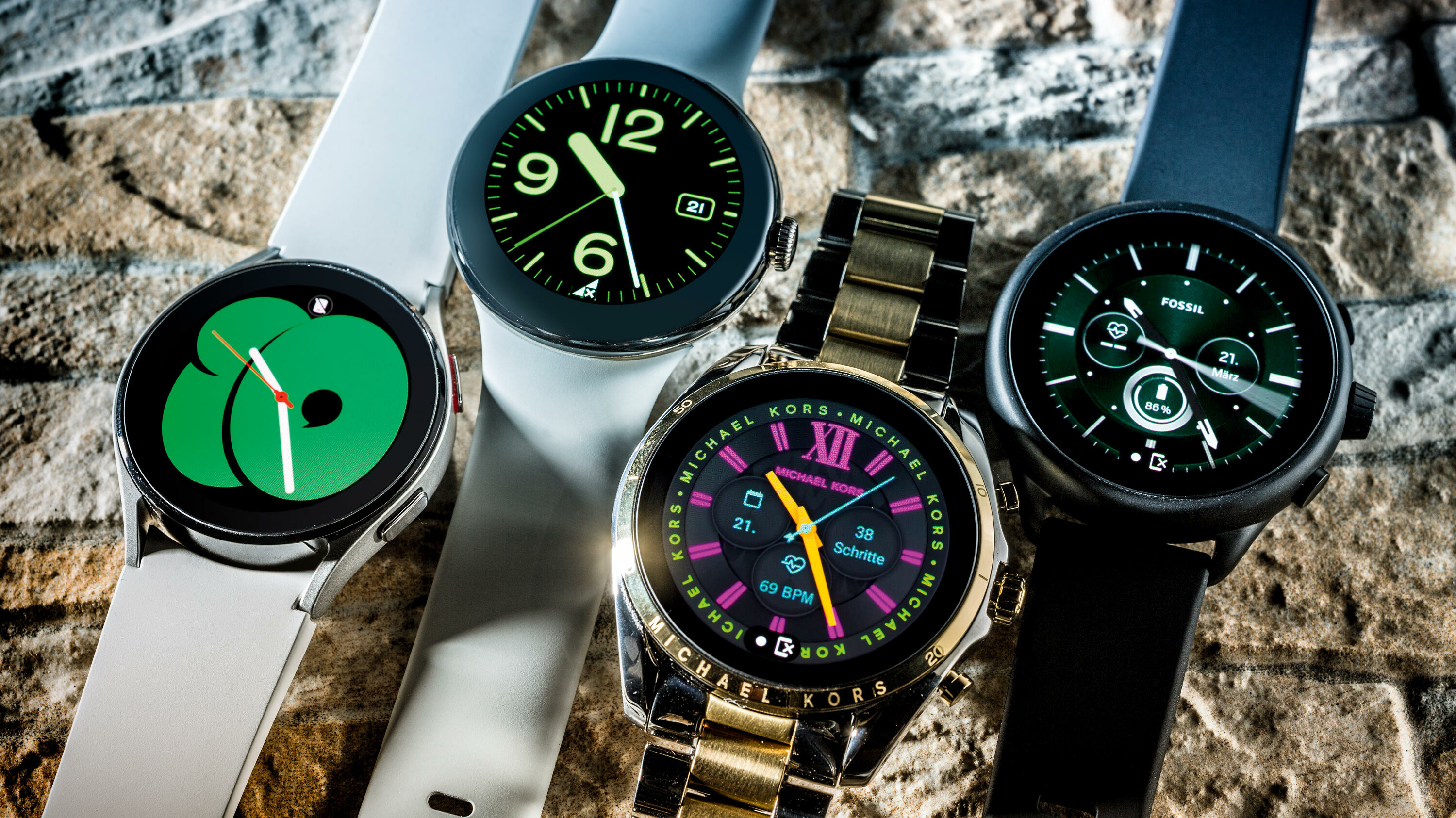 Vier Smartwatches mit Wear OS 3 im Test | heise online