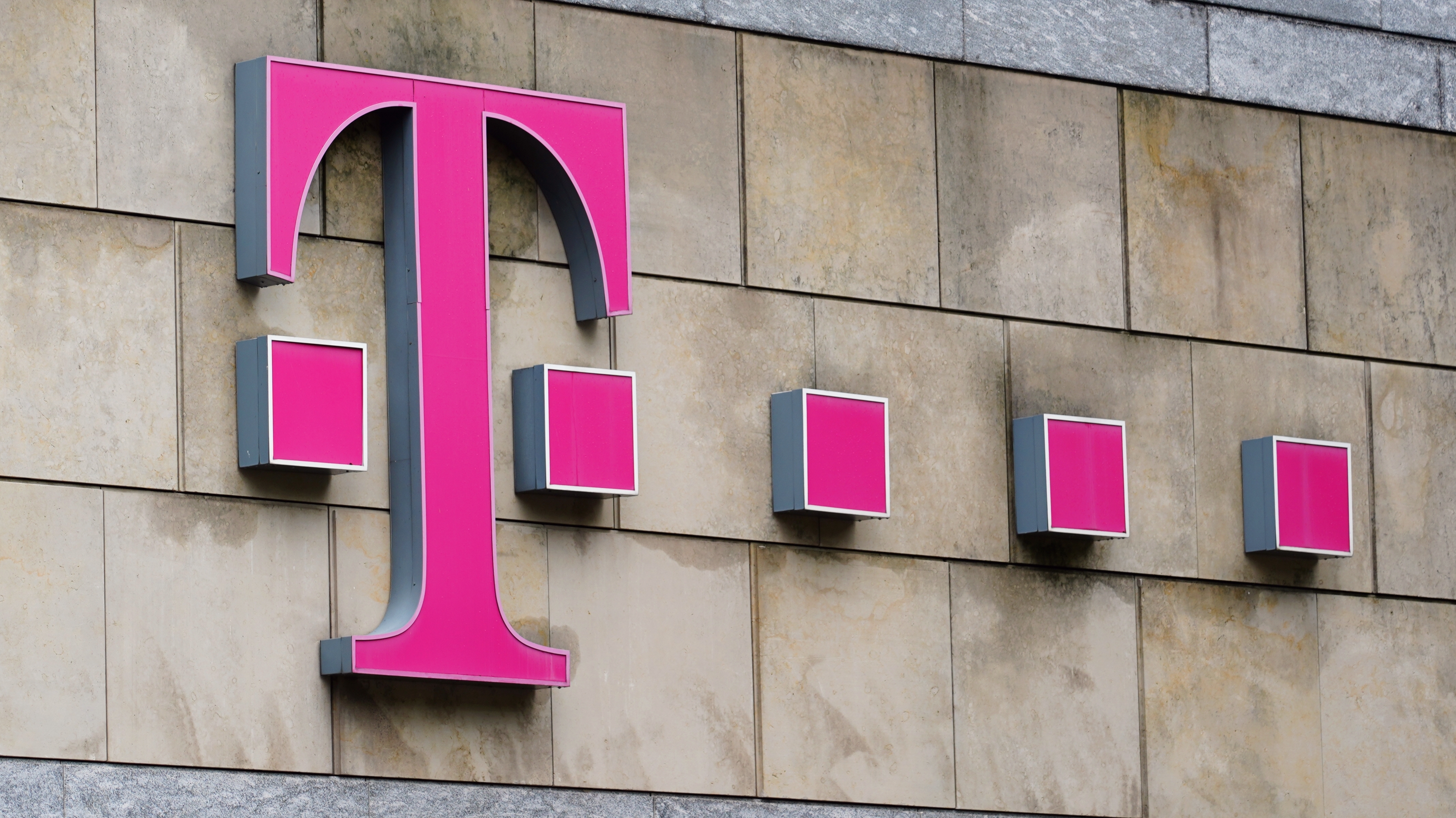 T-Mobile USA gehört jetzt zu 50,2% der Deutschen Telekom​ | heise online