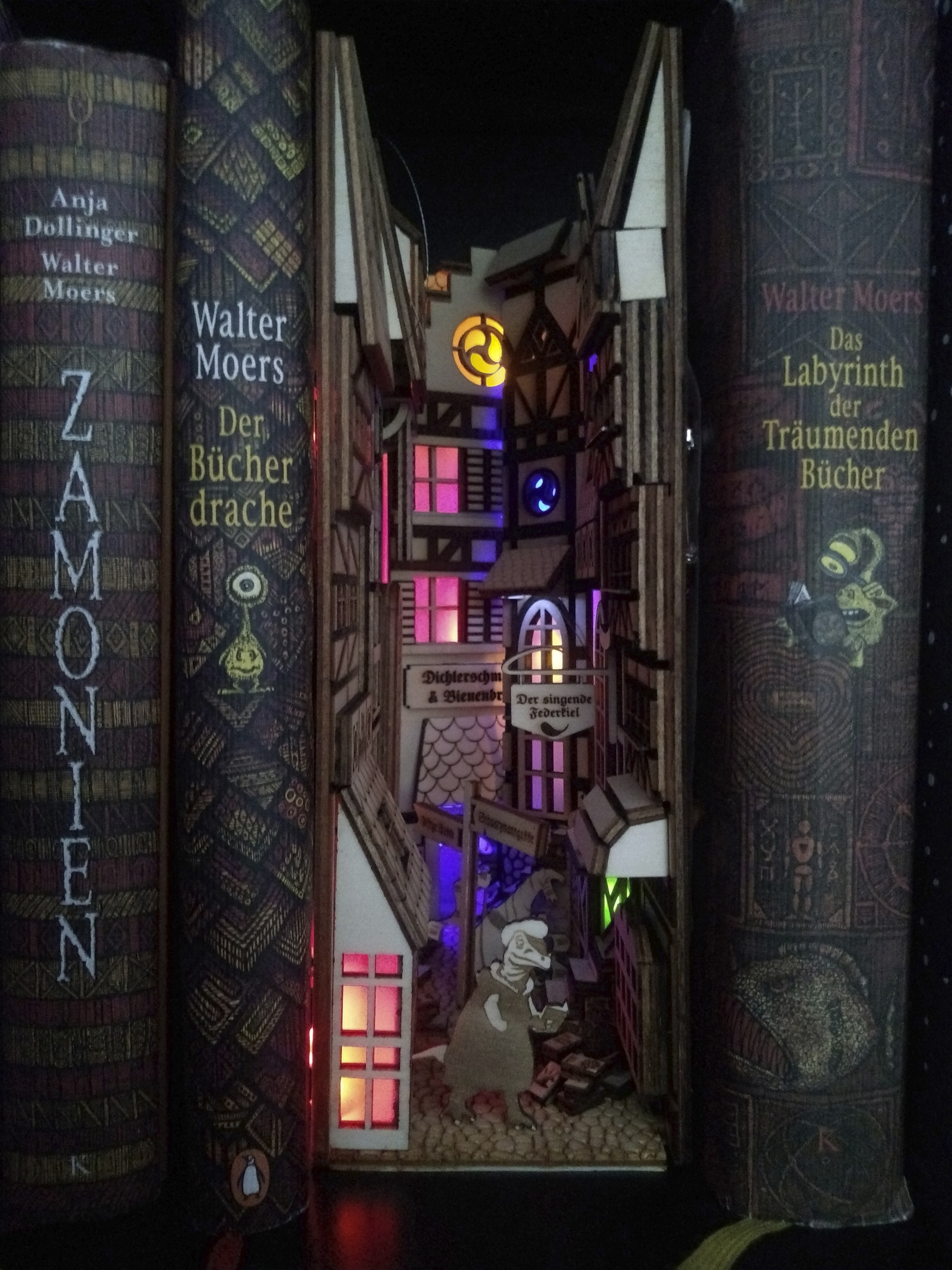 Book Nook: Diorama-Buchstütze aus dem Lasercutter | Make Magazin | Heise  Magazine